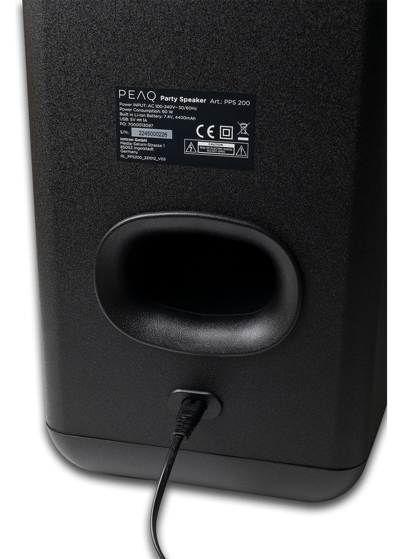 Tył czarnego głośnika z kablem zasilającym.