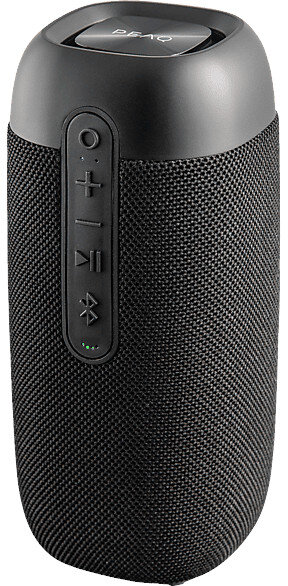 Czarny głośnik przenośny z przyciskami sterowania. Głośnik na białym tle. Widok z boku.