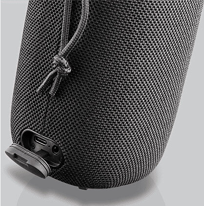 Zbliżenie głośnika przenośnego z portami.