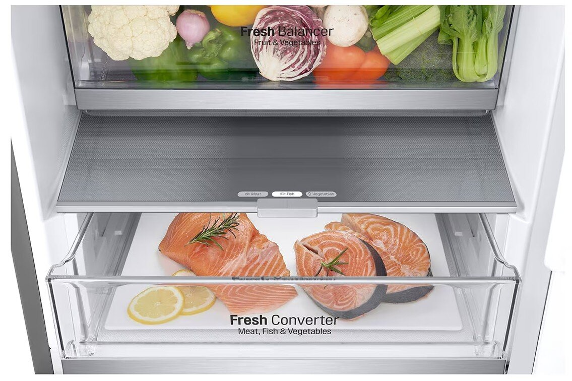Szuflady lodówki z łososiem, cytrynami, warzywami i etykietami Fresh Converter.