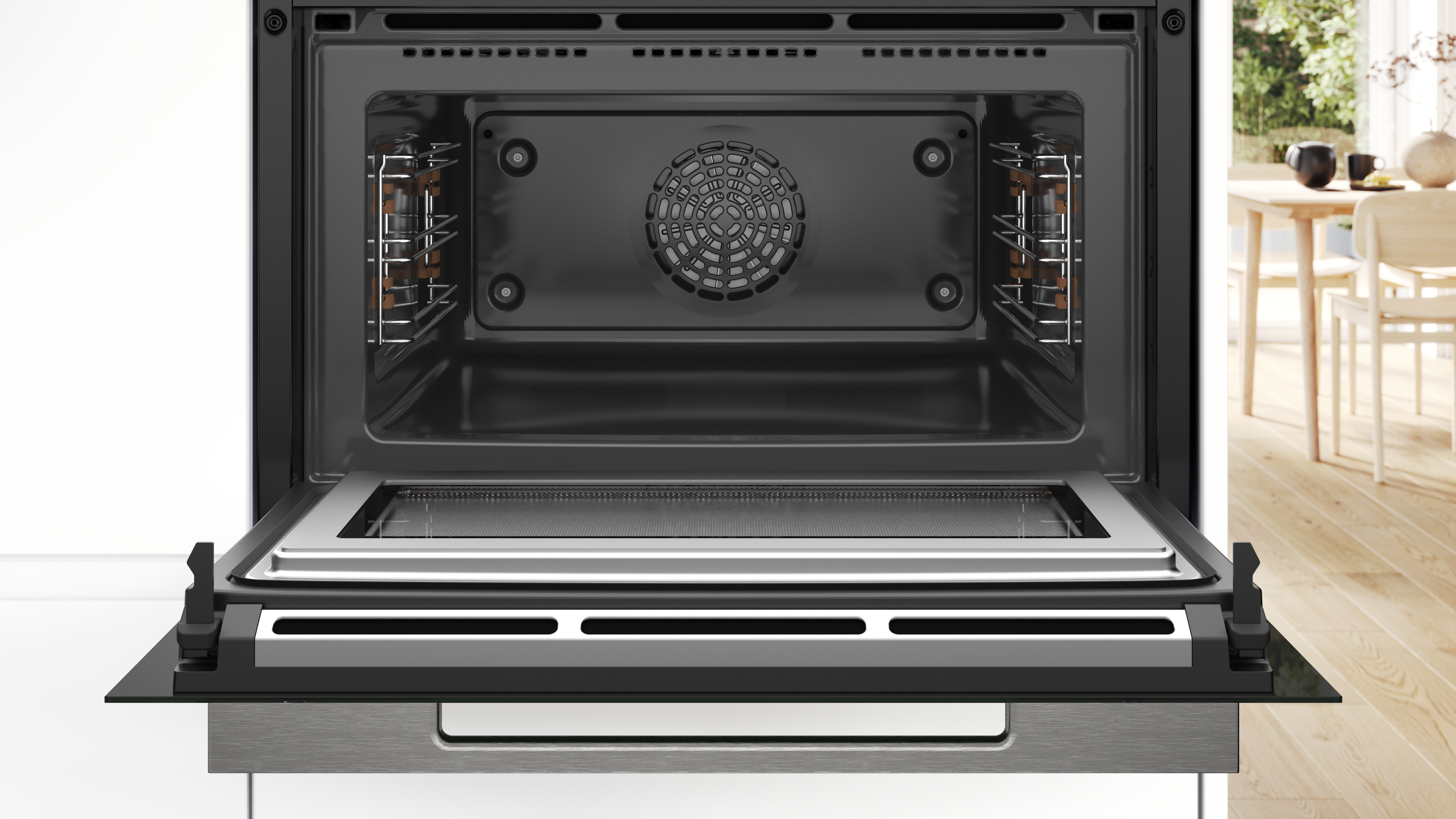 Die Ofentür ist geöffnet. Innen gibt es Roste und einen Ventilator.