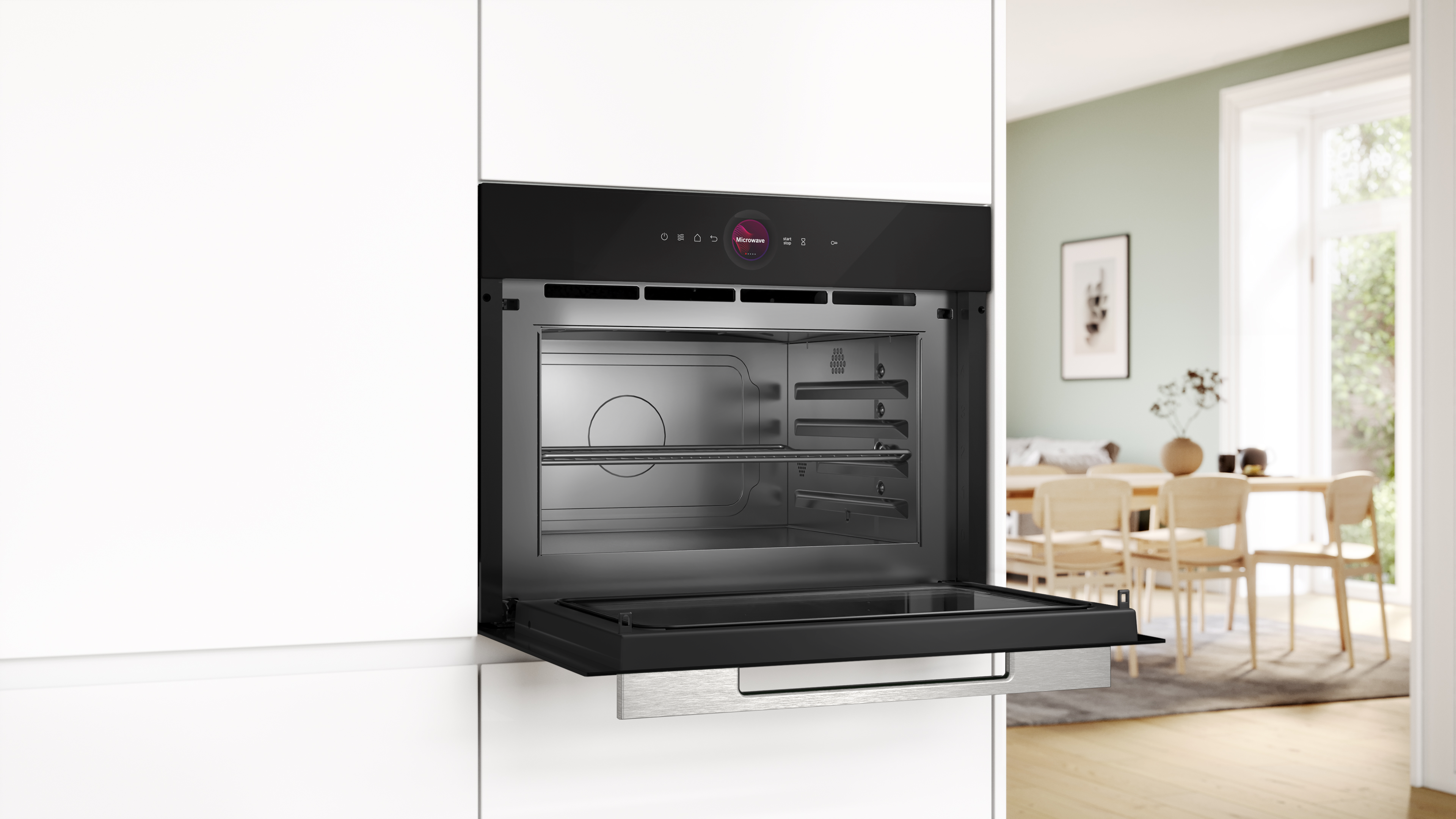 Der Backofen ist offen und zeigt das Innere mit dem Rost.