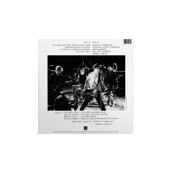 Die Rückseite eines Albums mit einer Live-Performance einer Band und handgeschriebenem Text.