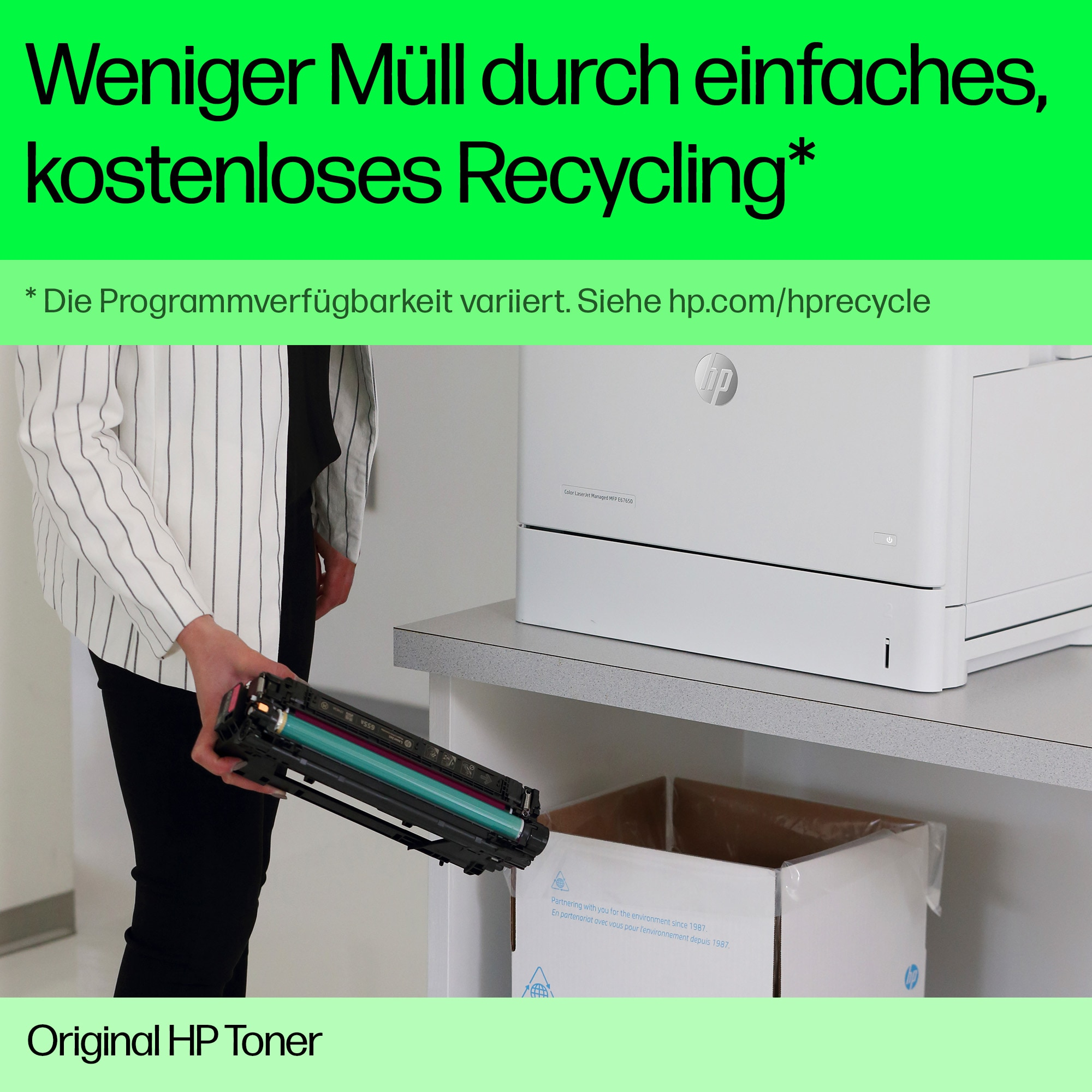 Person legt Tonerkartusche in Recyclingbox. Text wirbt für Recycling und HP-Toner. Drucker und Tisch im Hintergrund.