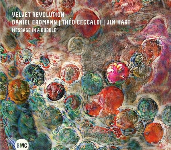 Absztrakt albumborító színes gömbökkel és szöveggel: VELVET REVOLUTION, DANIEL ERDMANN, THÉO CECCALDI, JIM HART.