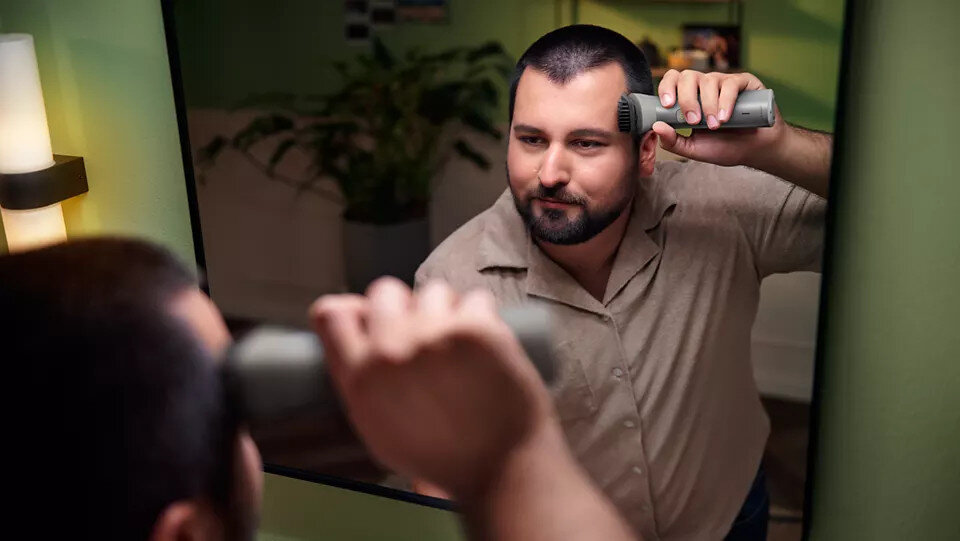 Czarna maszynka do brody Braun z nasadkami, zielone światło.