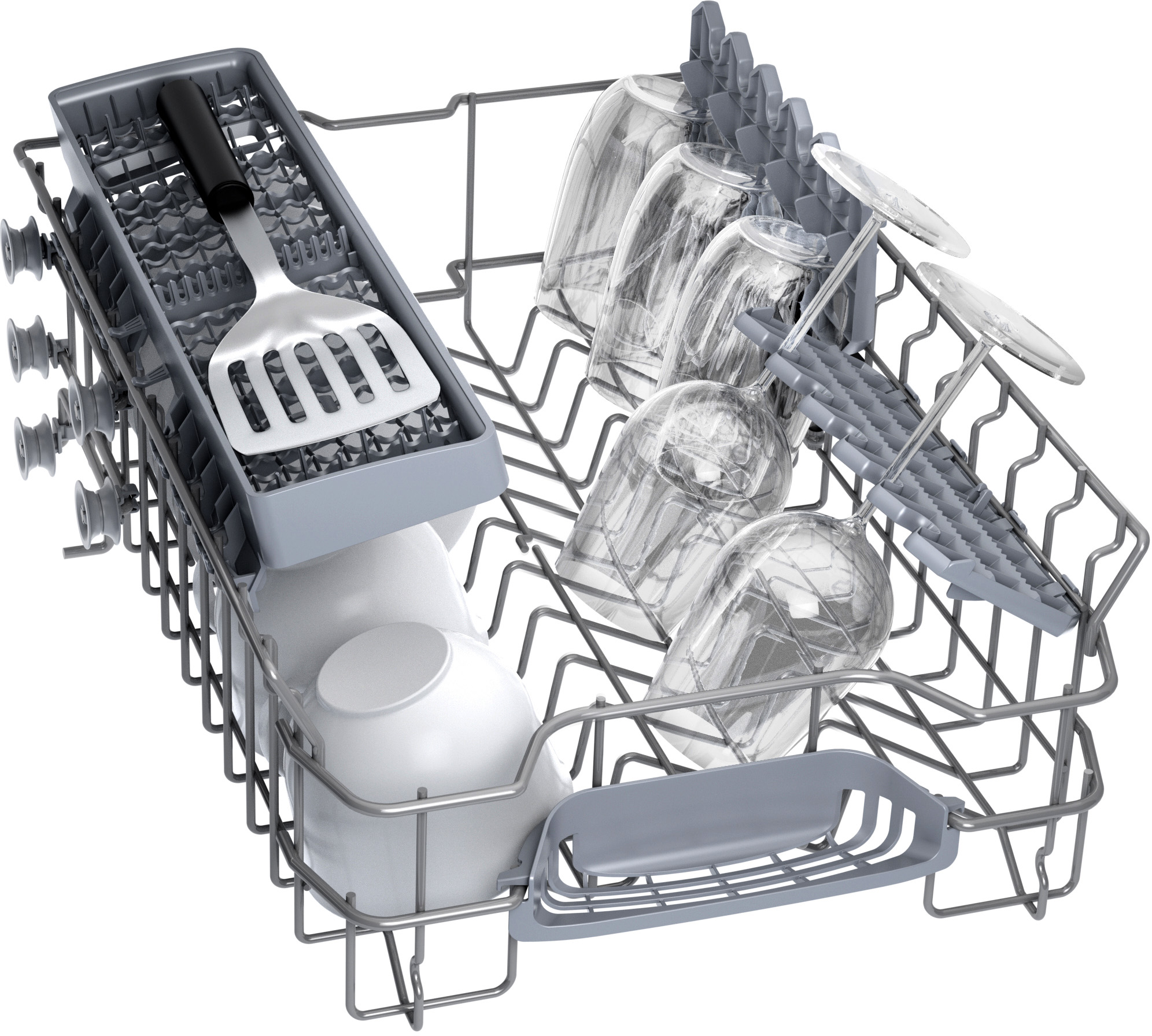 Geschirrspüler-Innenraum mit Pfannenwender, Gläsern und weißen Geschirr. Graue Gestelle und Halterungen. Isoliert auf weißem Hintergrund.