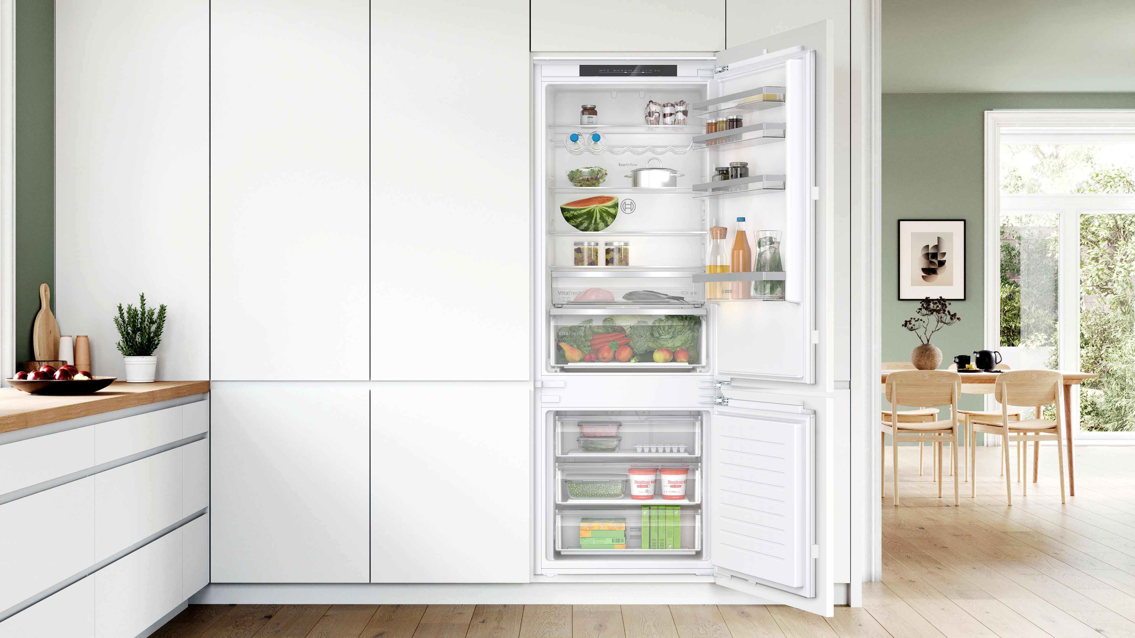 Kühlschrank-Energielabel mit Bewertungen, Effizienzklasse E und Verbrauchsdetails.