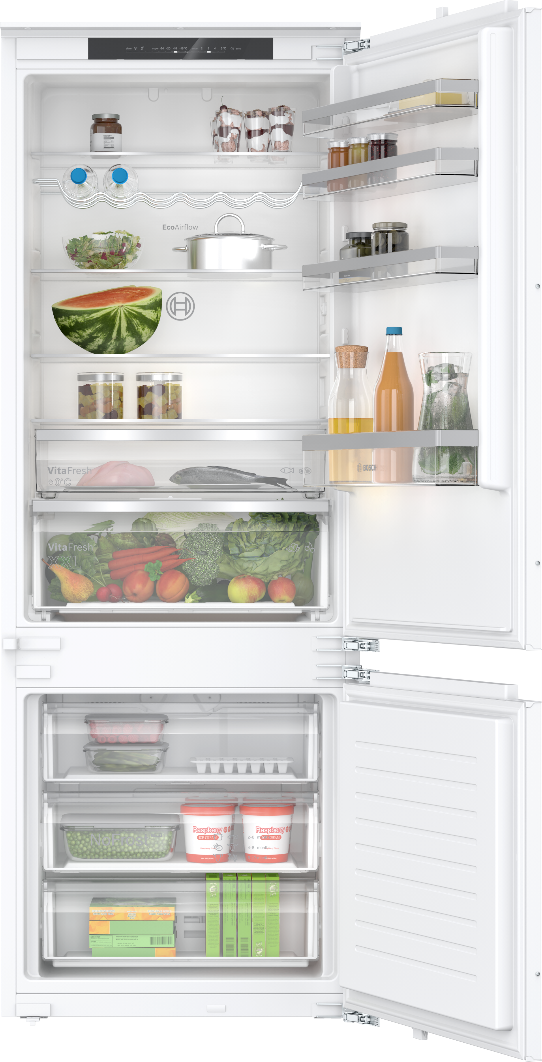Ein weißer Kühlschrank mit offener Tür, der Regale mit Lebensmitteln und Getränken zeigt.