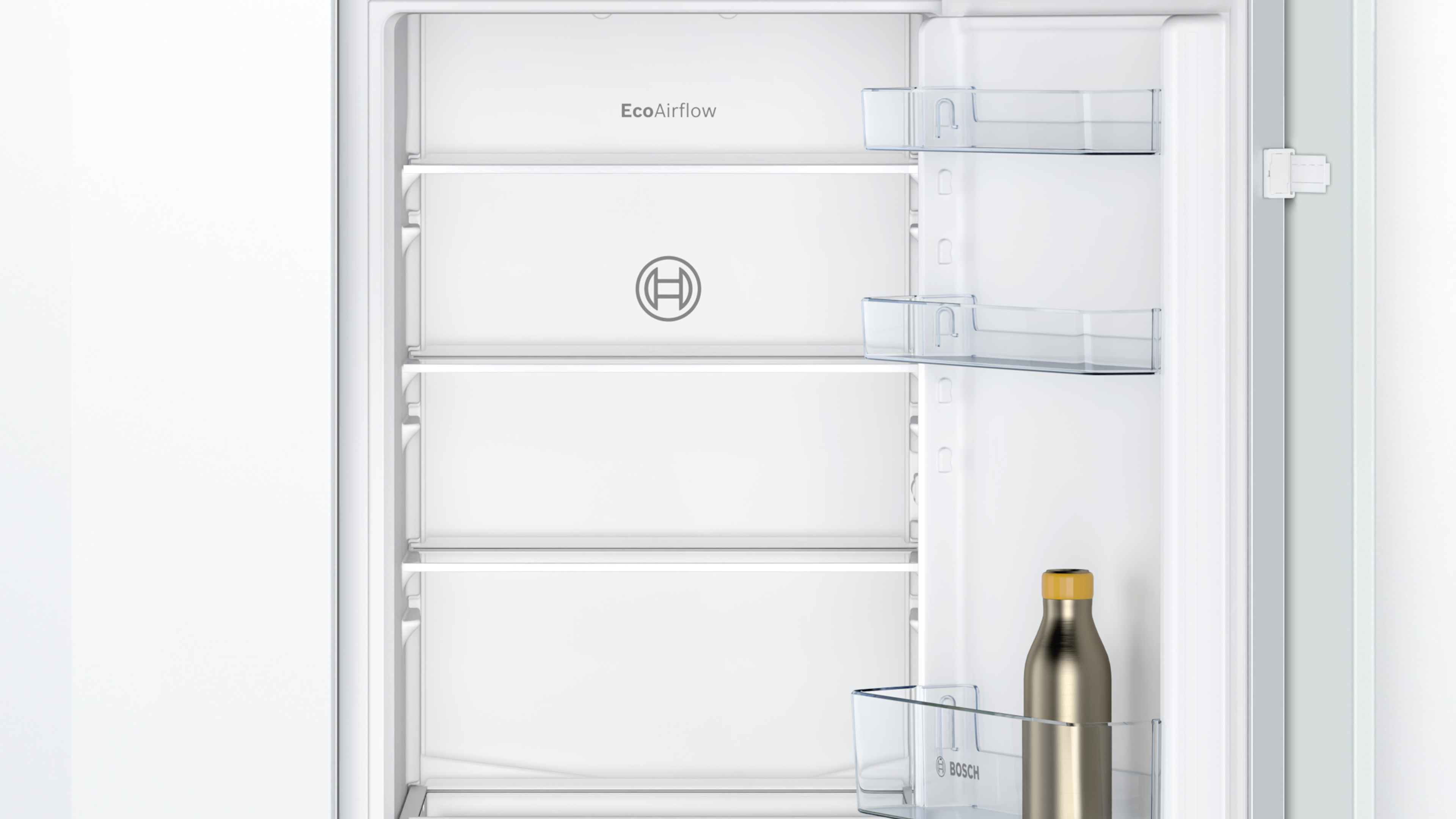 Offener Kühlschrankinnenraum. Regale mit transparenten Trennwänden und eine Flasche.