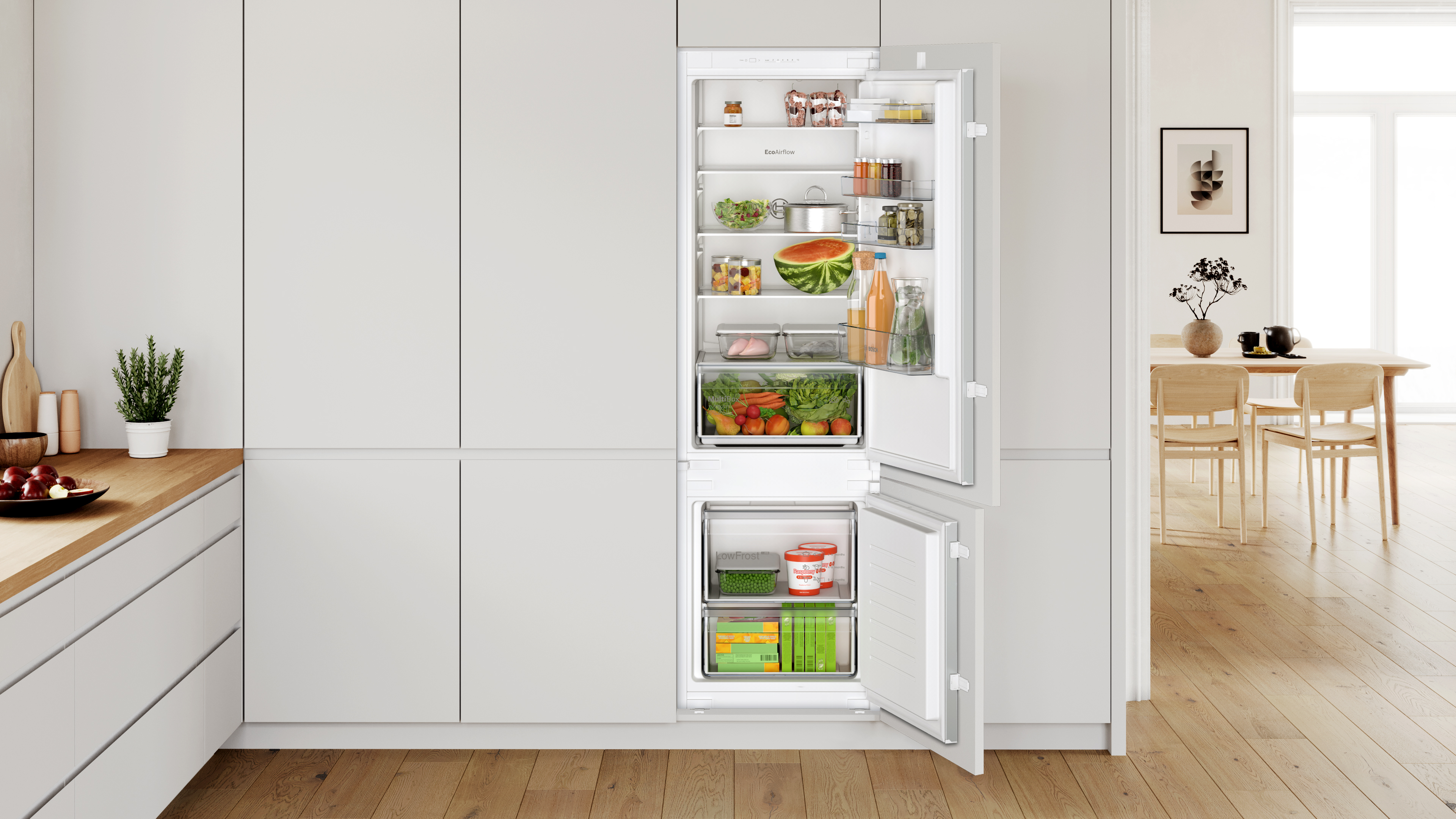 Offener Kühlschrank mit verschiedenen Lebensmitteln auf Regalen und Türen.