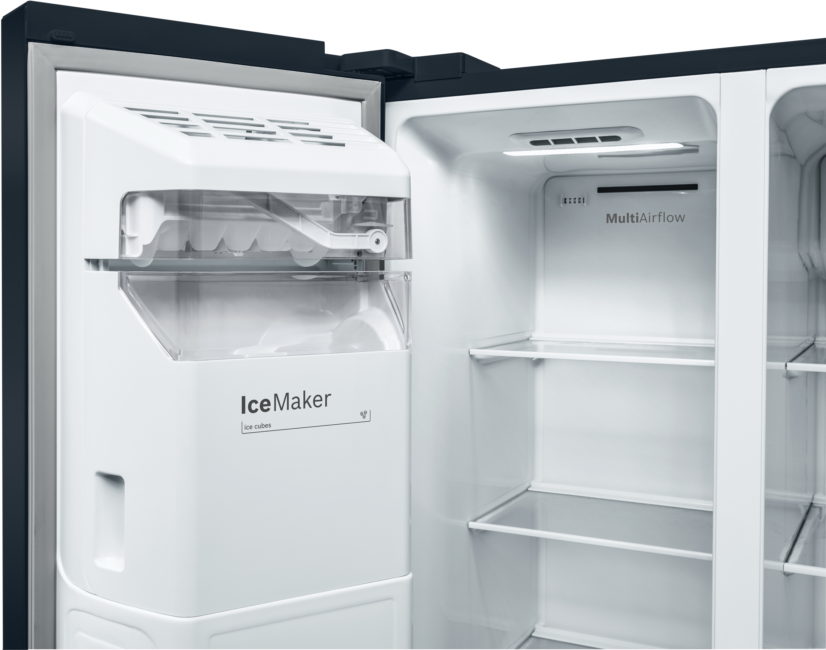 Kühlschranktür offen, Eisbereiter sichtbar. Innenraum zeigt Regale und LED-Beleuchtung.