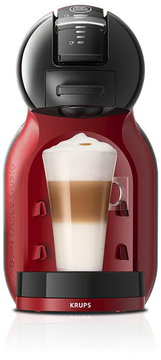 Piros kávéfőző, réteges latte macchiatóval teli pohárral.