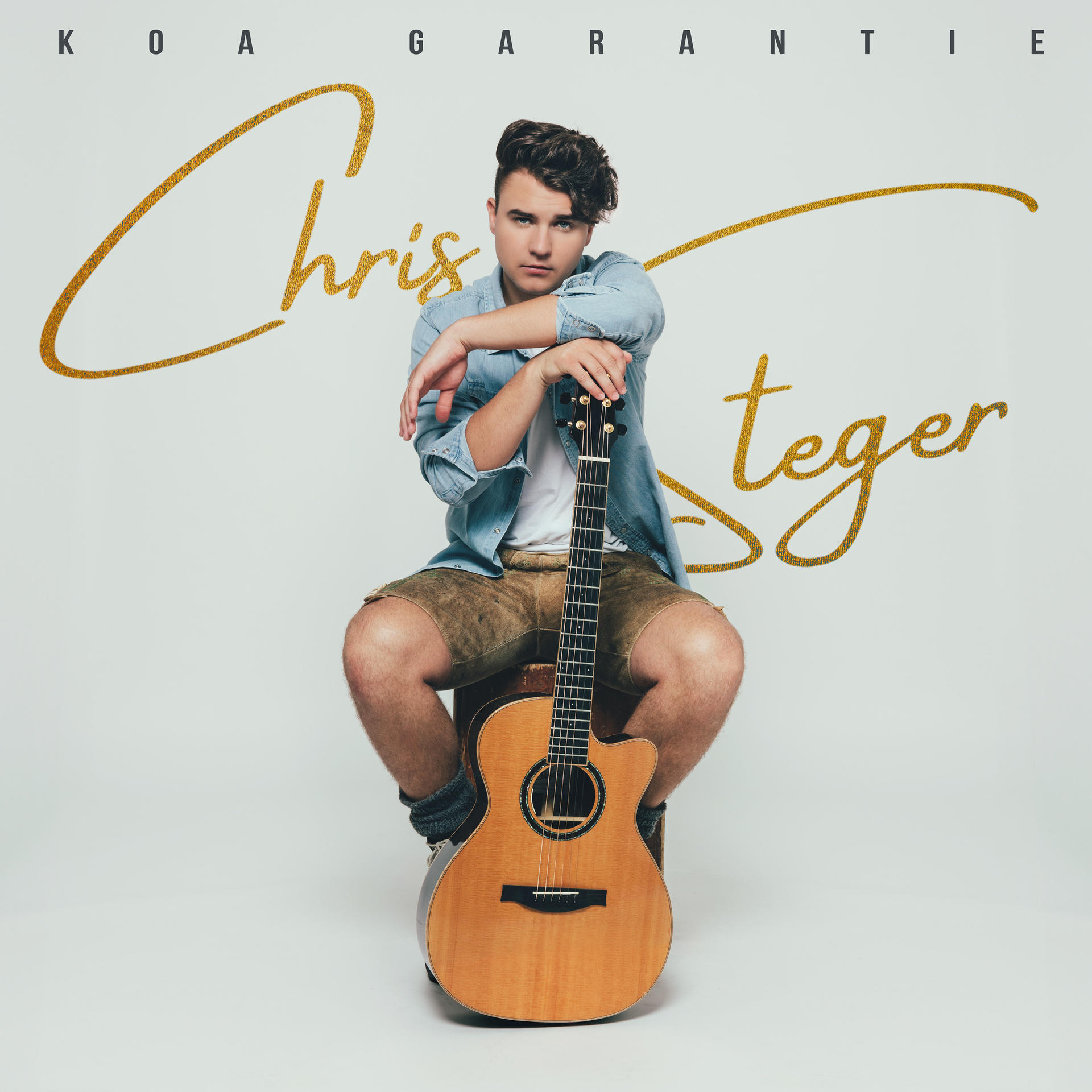 Albumcover. Ein Mann mit Gitarre und Text: Chris Steger, KOA GARANTIE, in Gold.