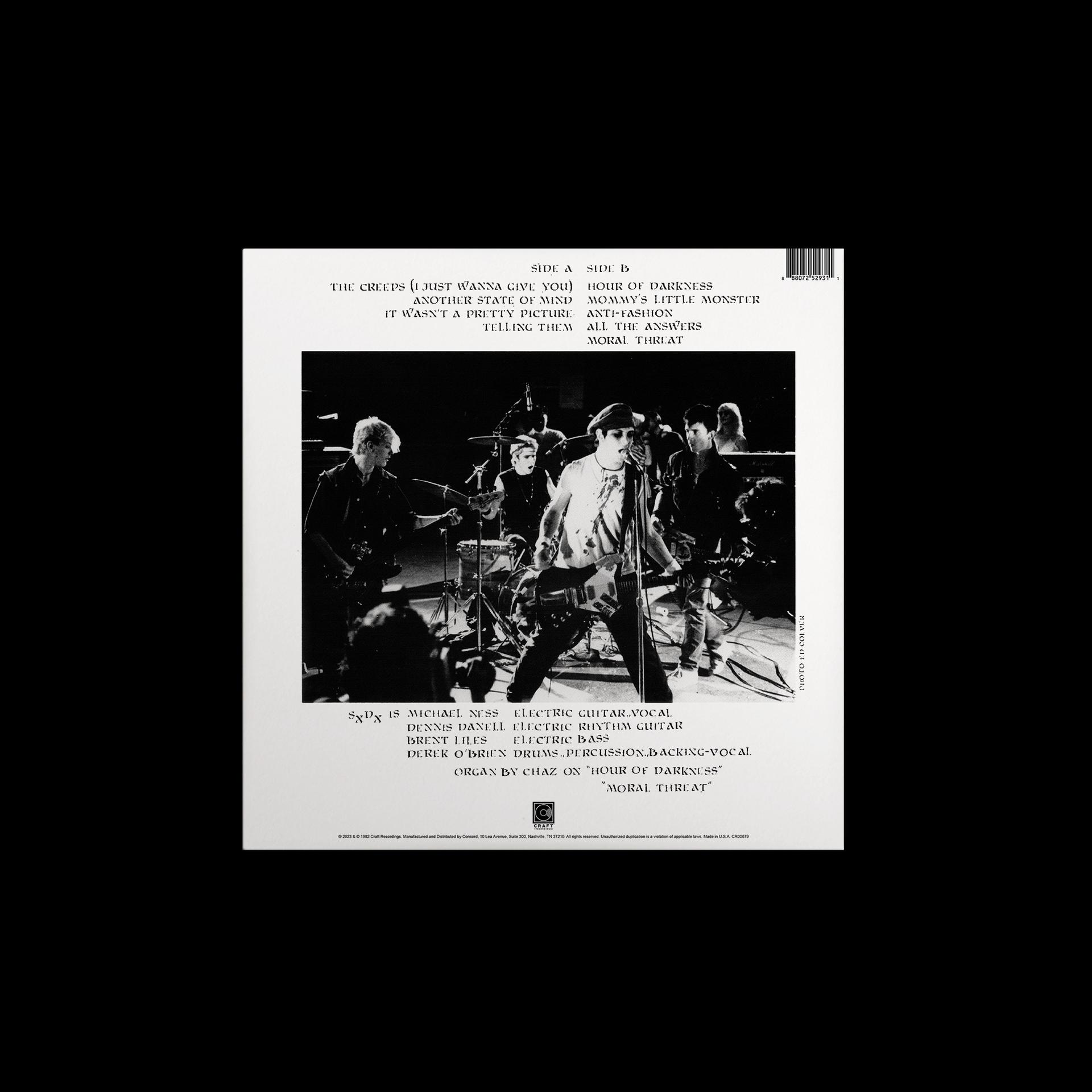 Vinyl-Schallplattenhülle mit einer Band auf der Bühne, Text mit Songtiteln und Credits.