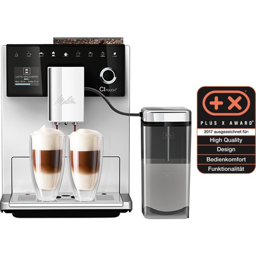 İki latte macchiato ile beyaz bir Melitta CI Touch+ kahve makinesi, ayrıca bir artı X ödül etiketi.