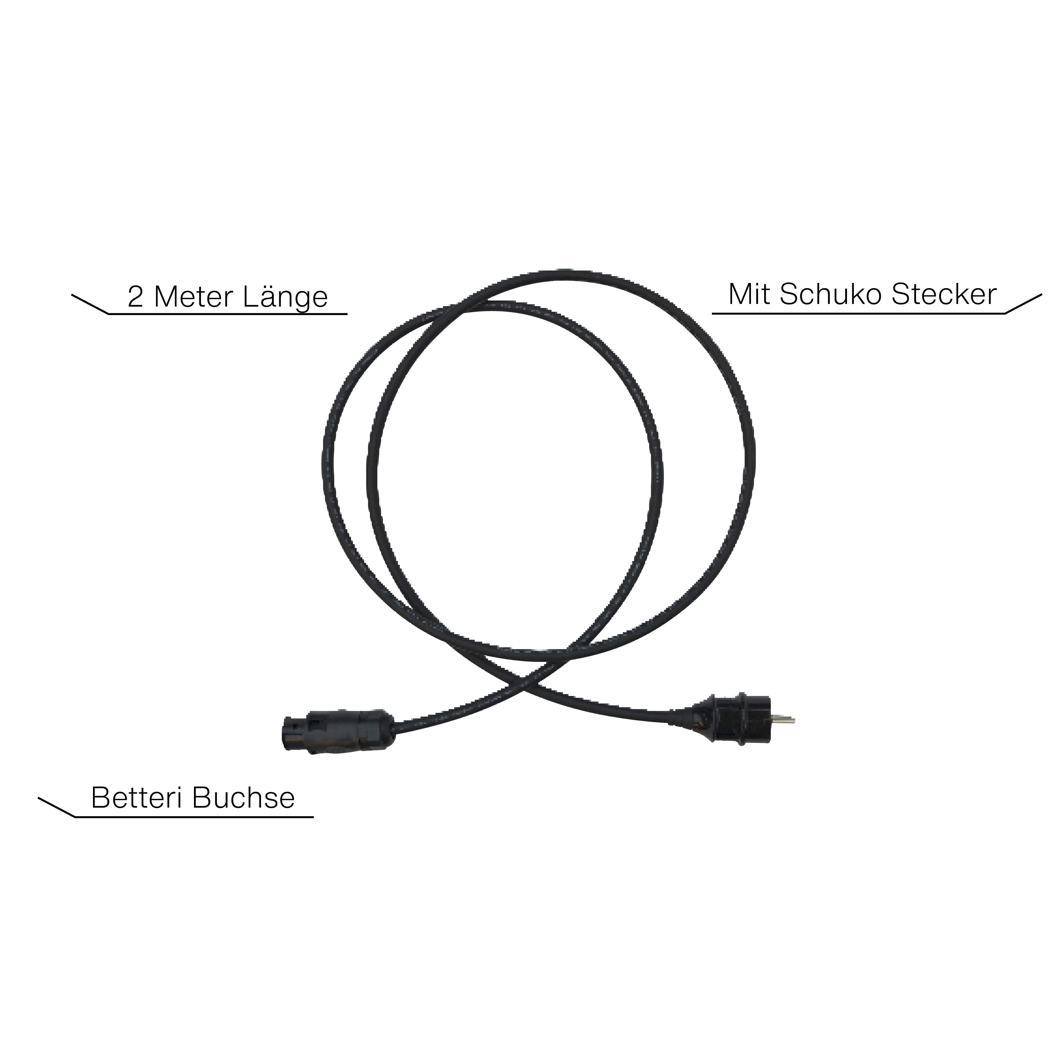 Ein schwarzes Ladekabel mit Batterieanschluss und Schuko-Stecker auf weißem Hintergrund.