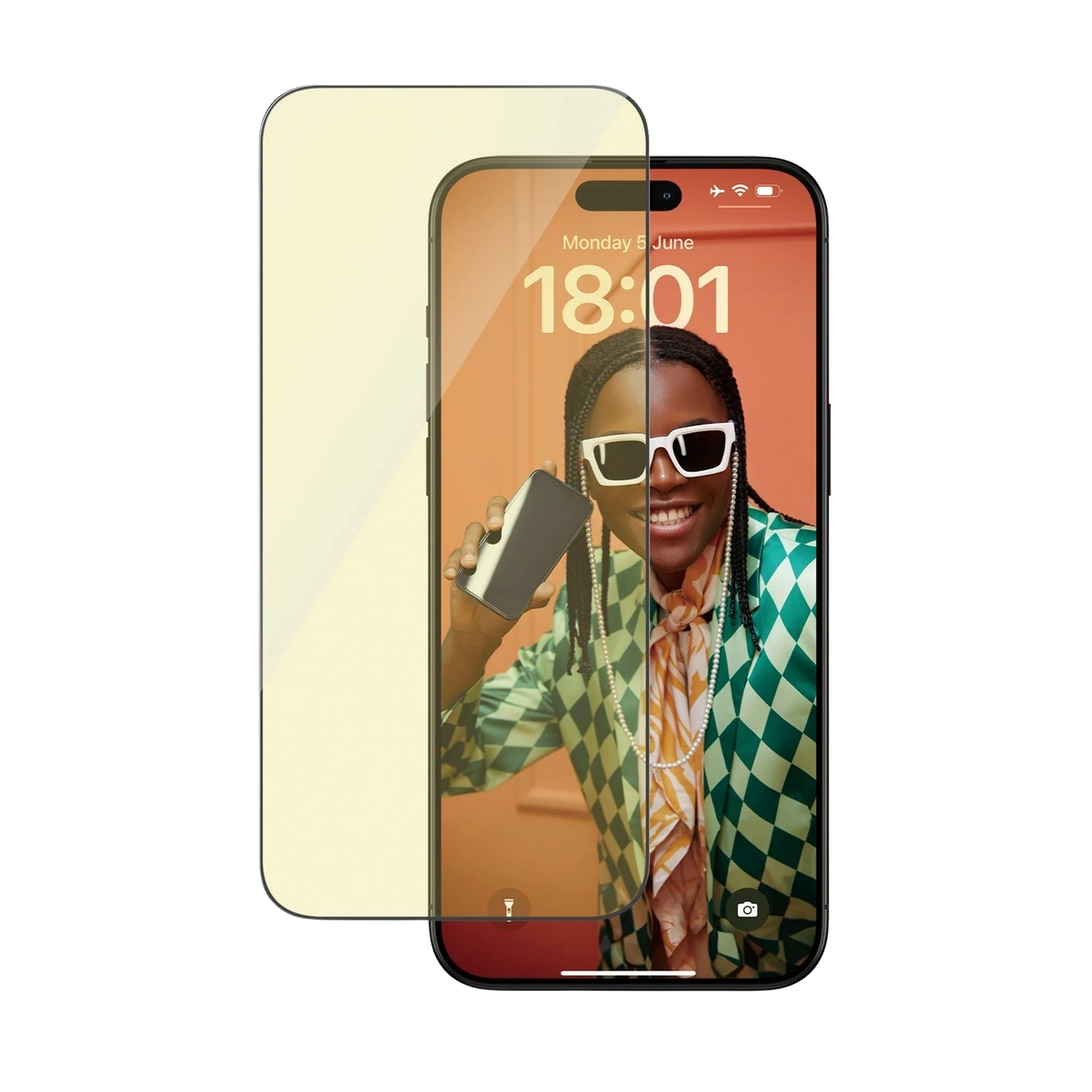Une femme tenant un téléphone avec un protecteur d'écran, portant des lunettes de soleil et une chemise colorée.