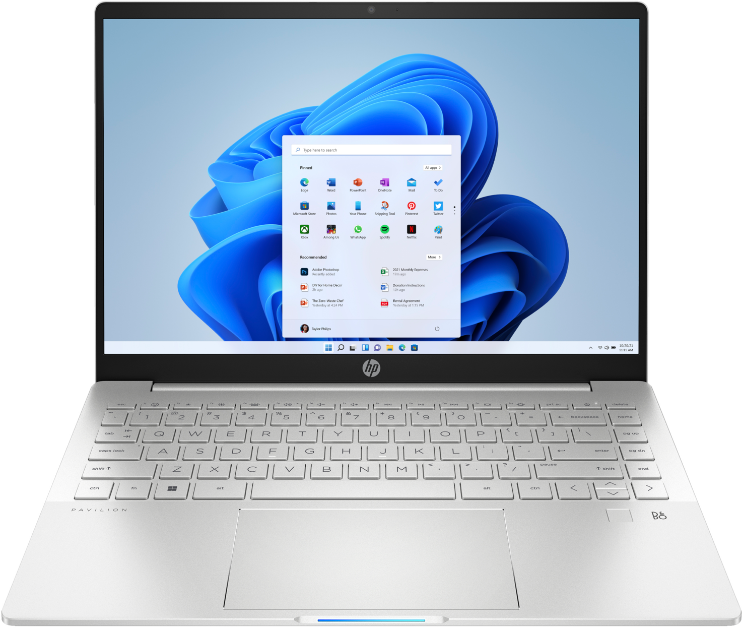 Un ordinateur portable HP Pavilion argenté affichant un bureau Windows 11 avec diverses icônes d'applications.