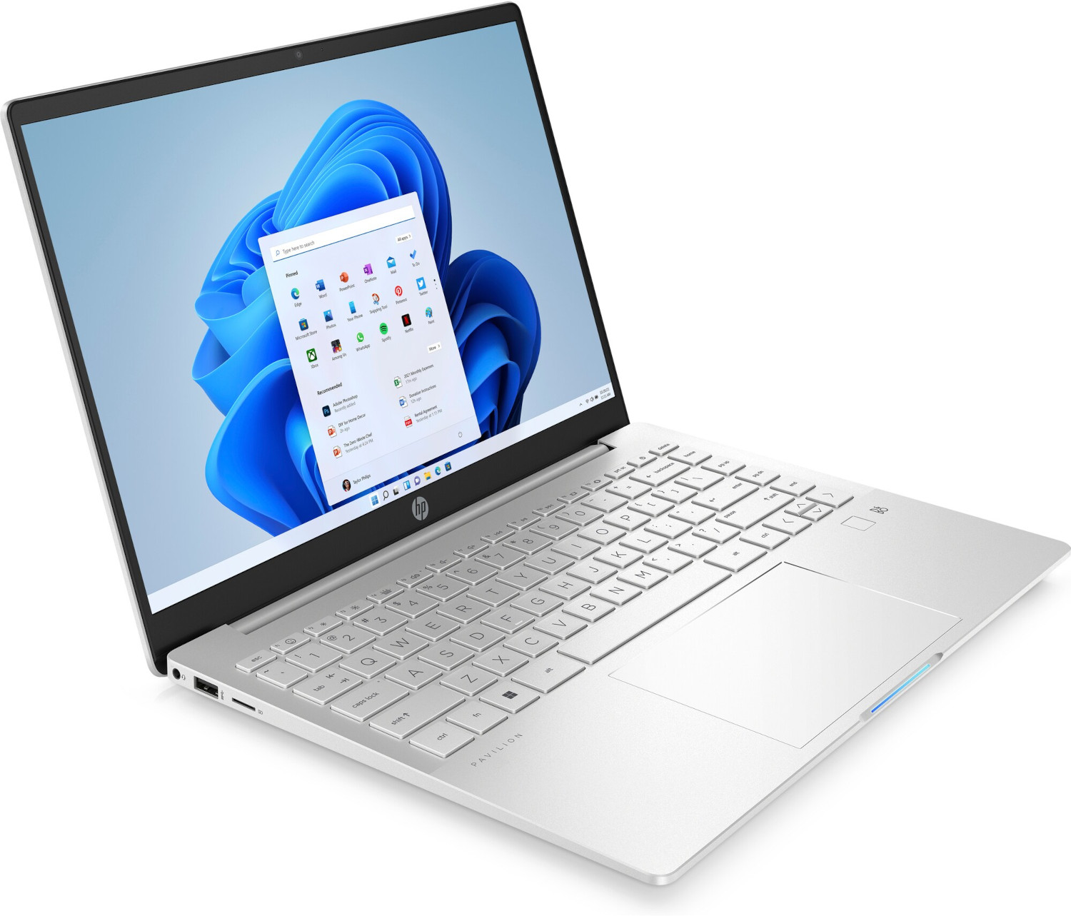 Un ordinateur portable blanc ouvert avec l'écran d'accueil de Windows 11 sur une surface blanche.
