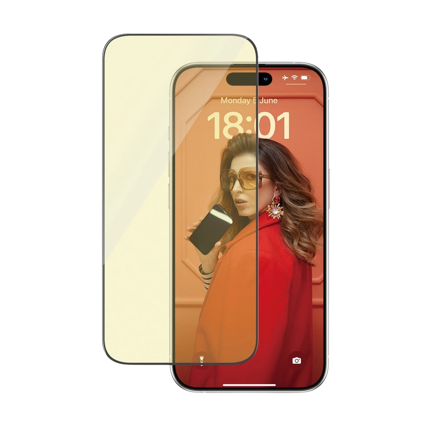 Telefoon met schermbeschermer. Vrouw met zonnebril in rode jas op het scherm. Zwarte achtergrond.