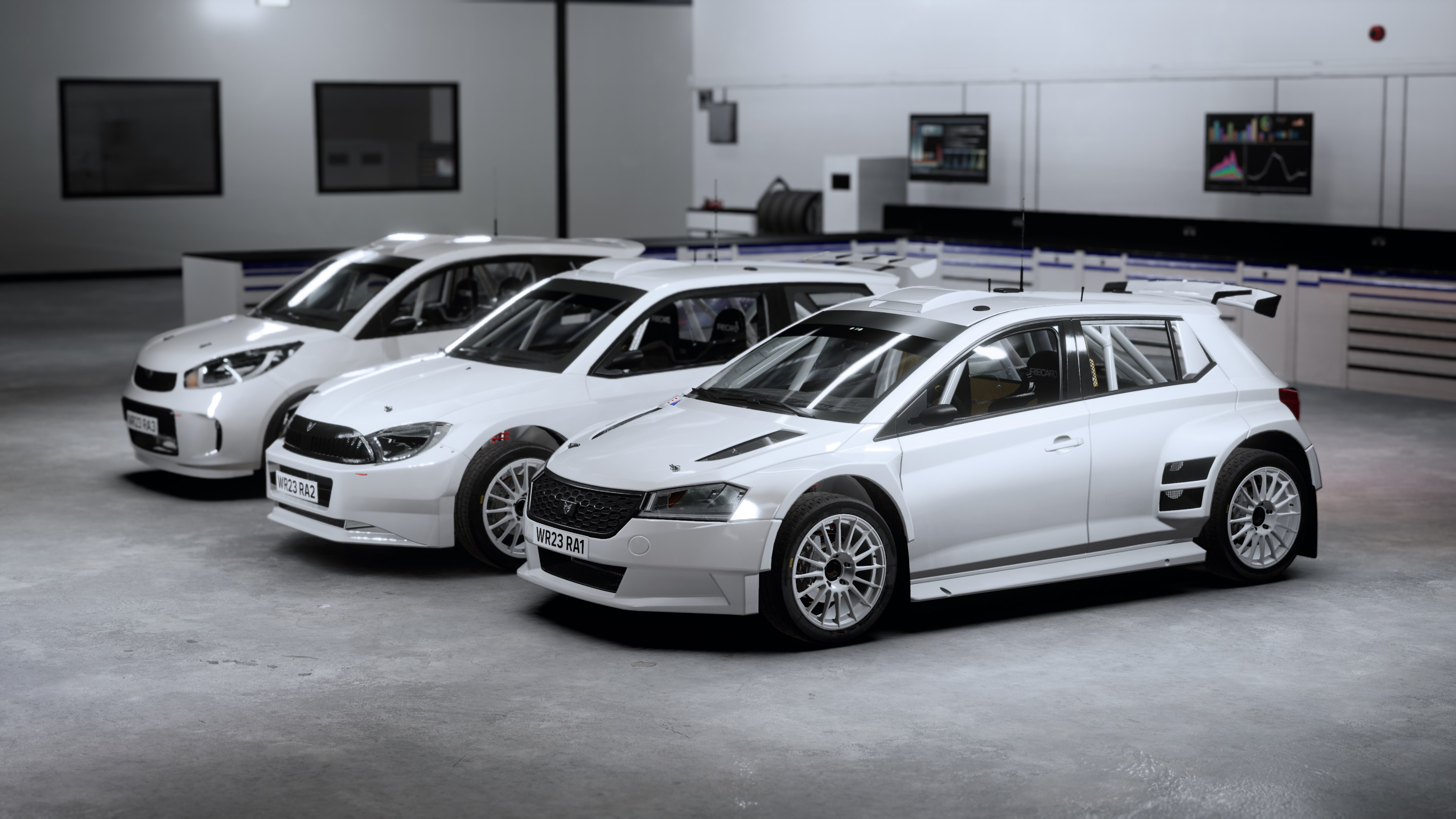 Trois voitures de rallye blanches dans un garage, avec un accent sur leur design.