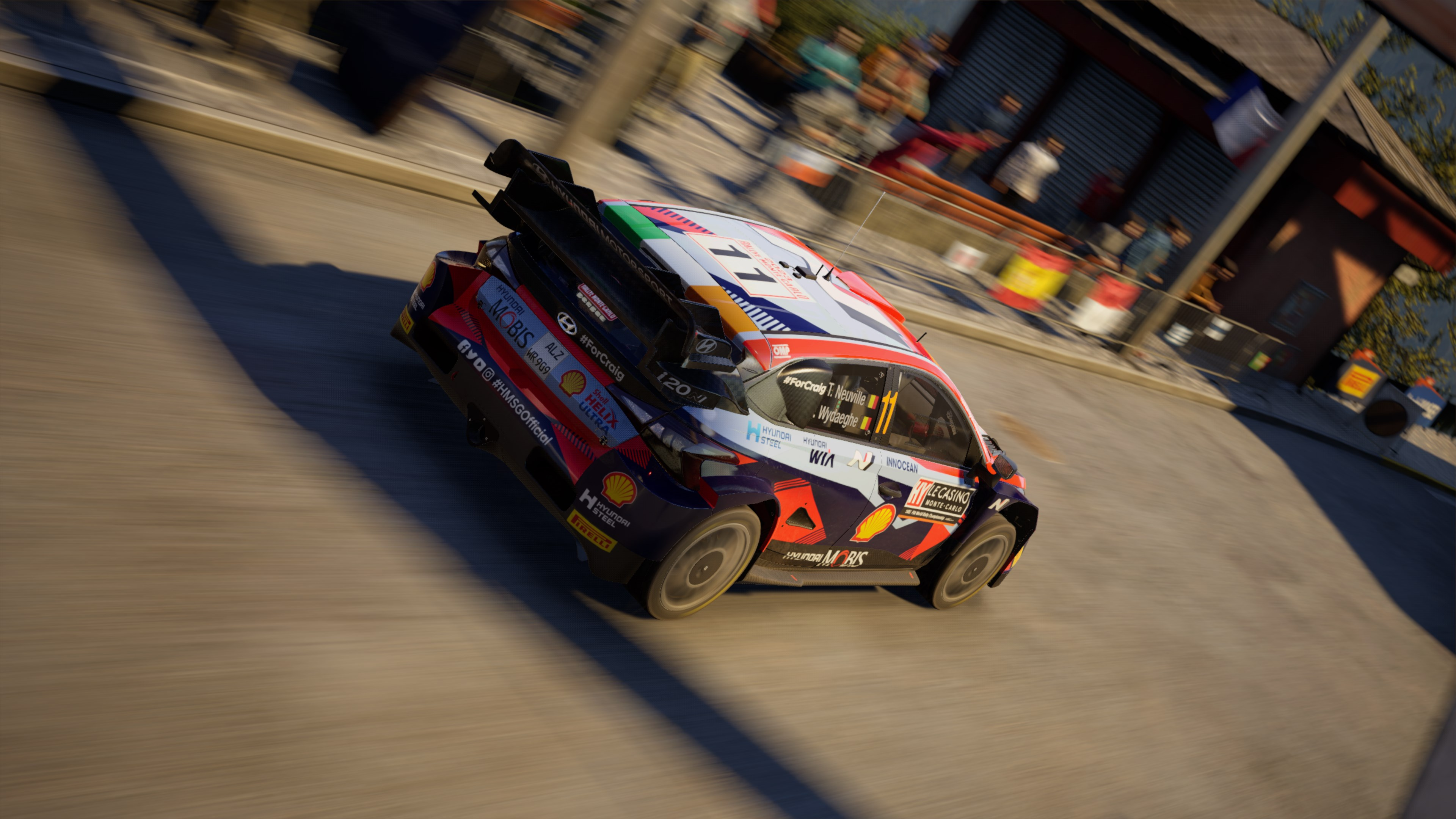 Une voiture de course en mouvement, floue, avec des sponsors. Rallye.