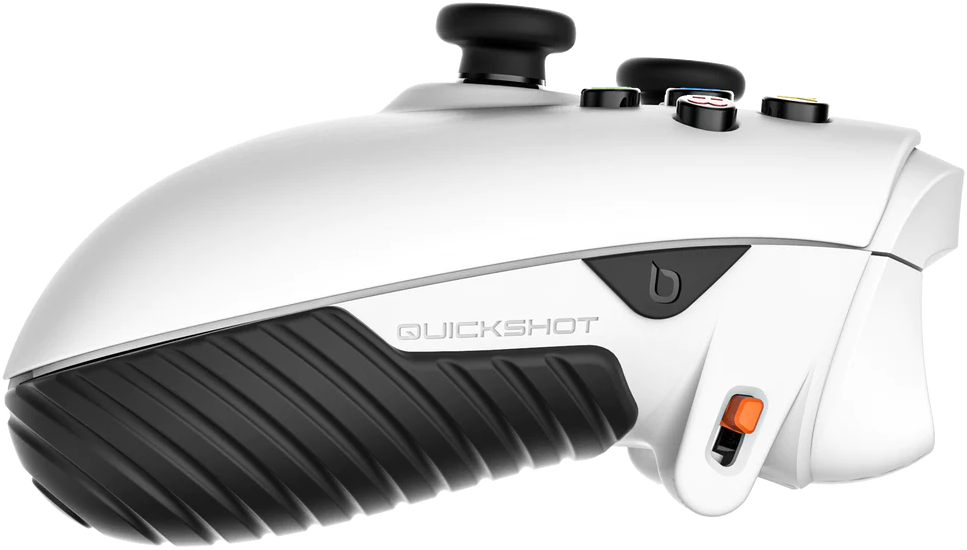 Fehér és fekete kontroller gombokkal és joystickkal. A márkanév látható. Fehér háttér.