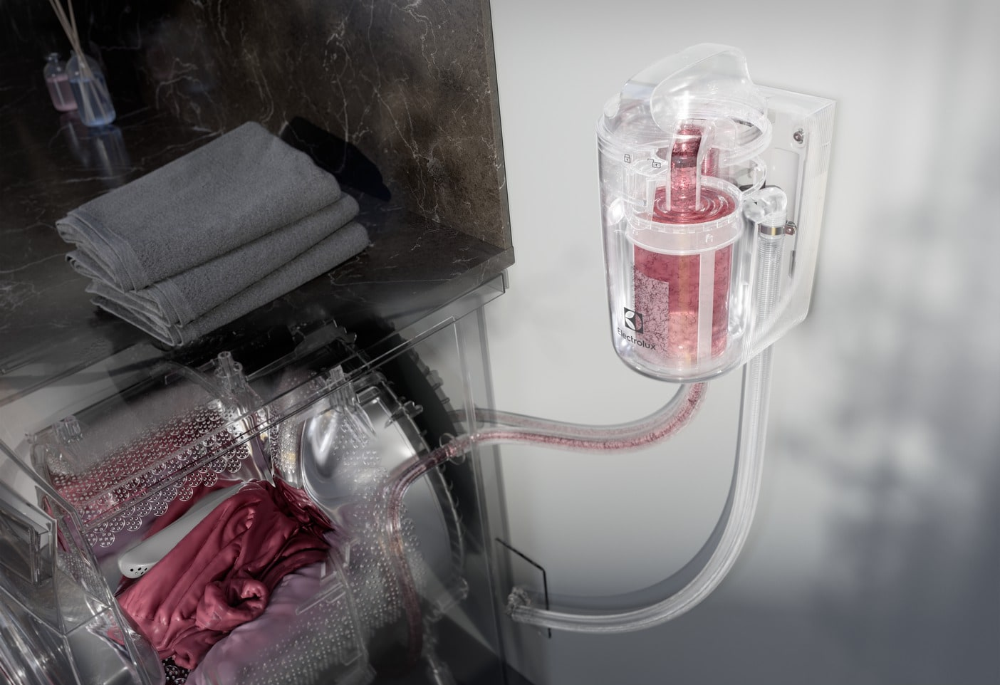 Egy Electrolux mosógép belső rendszere látható, a víz áramlása tisztán látszik.