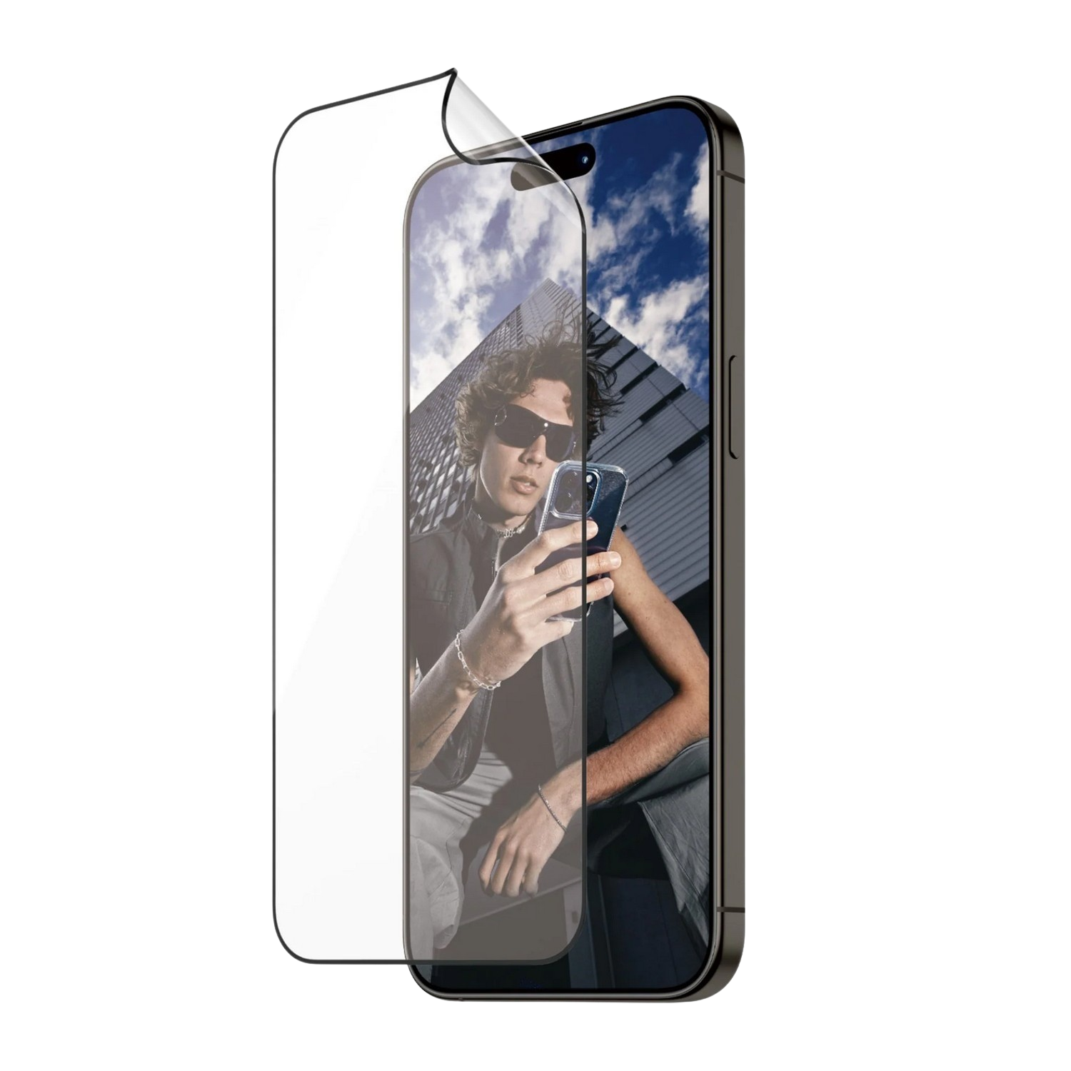 Une personne tient un téléphone avec un protecteur d'écran en cours d'application. Un horizon urbain est visible.