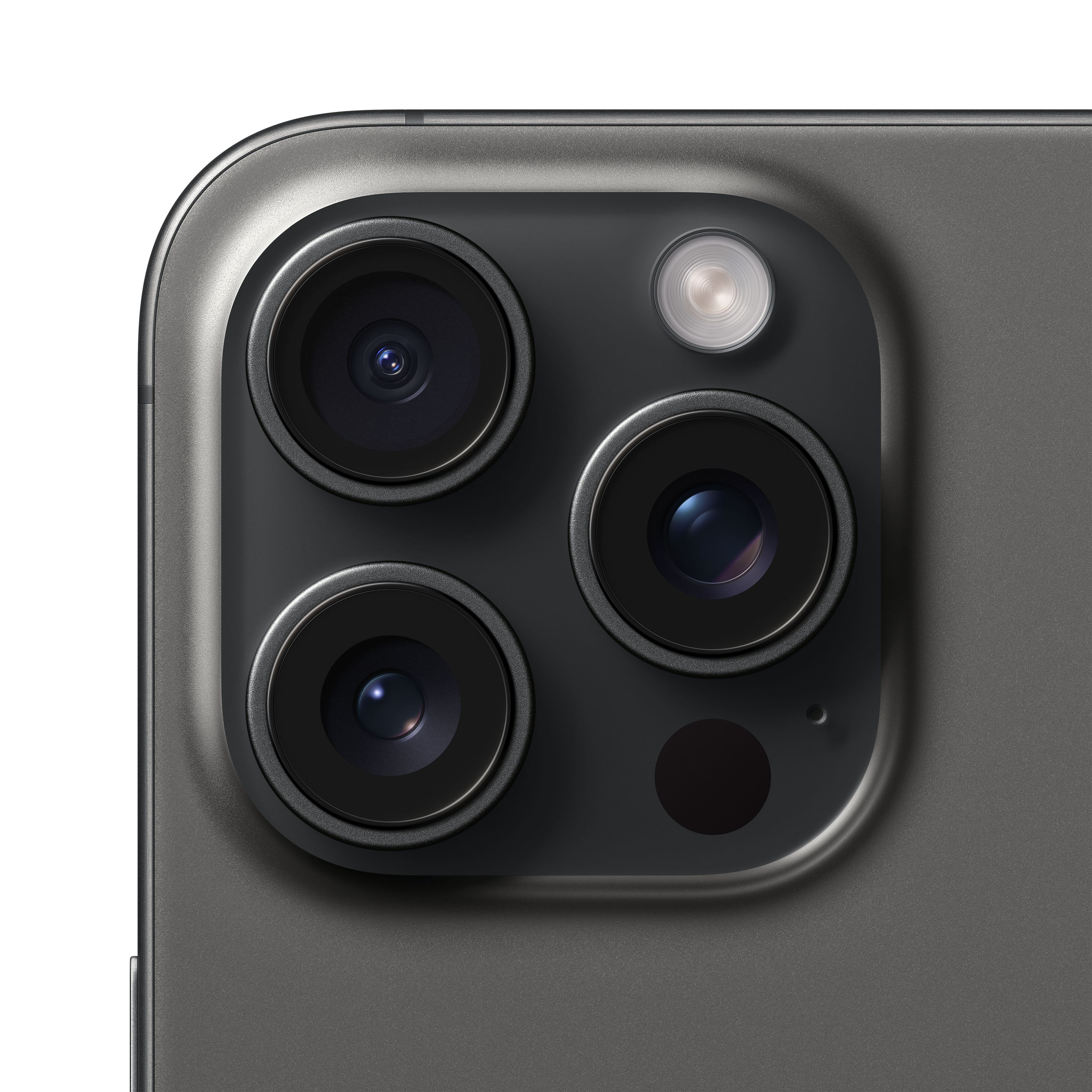Koyu gri bir iPhone kamera modülünün yakın çekimi. Gri bir yüzey üzerinde üç lens ve bir flaş görünür.