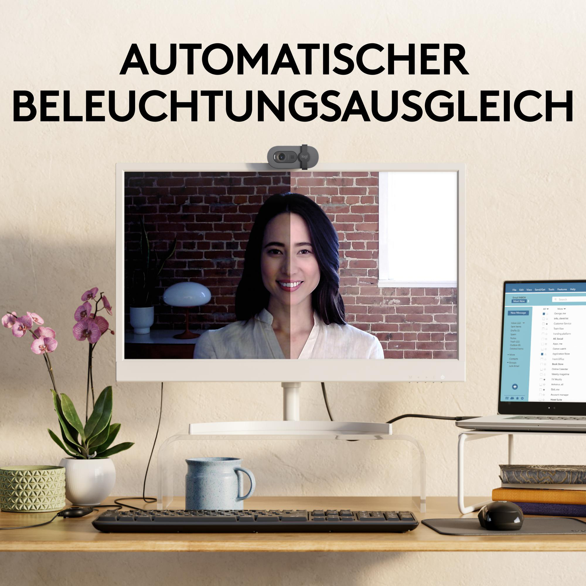 Frau bei einem Videoanruf mit Webcam. Der Bildschirm zeigt automatische Beleuchtungsanpassung.