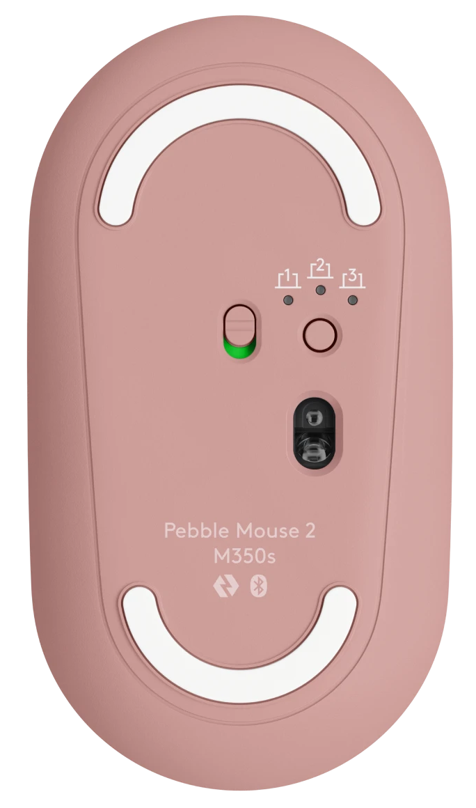 Egy világos rózsaszín Logitech Pebble Mouse 2 alulnézete, fehér párnákkal és gombokkal.
