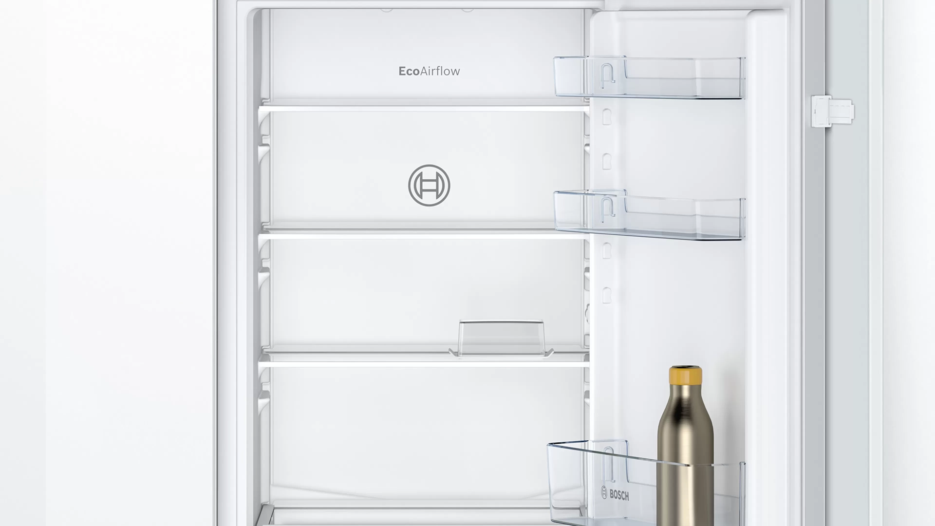 Hűtőszekrény belseje polcokkal, folyadékos üveggel és a Bosch logóval.