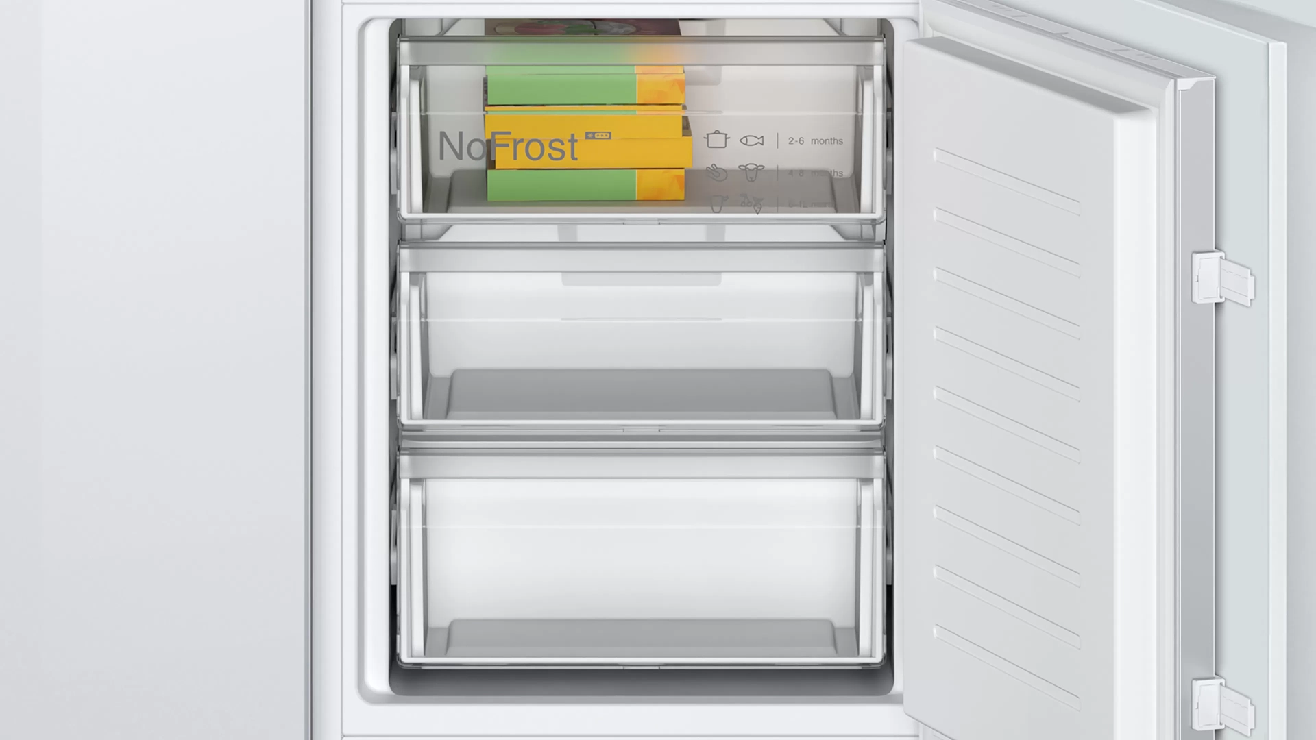 Nyitott hűtőszekrény fiókokkal. A fiókok NoFrost felirattal. Élelmiszereket tartalmaz.