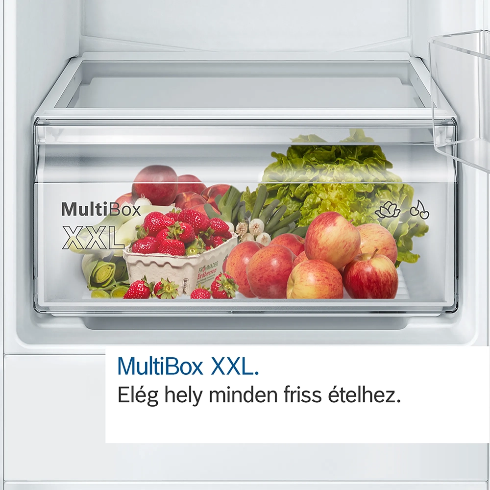 Hűtő fiók eperrel, almával és zöldségekkel, fehér háttéren.