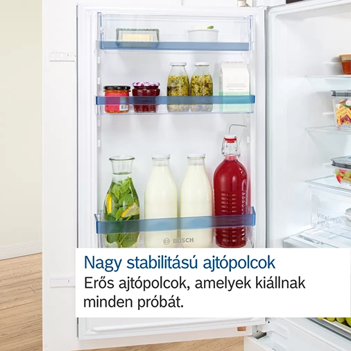 Hűtőszekrény élelmiszerekkel teli polcokkal és szöveggel.