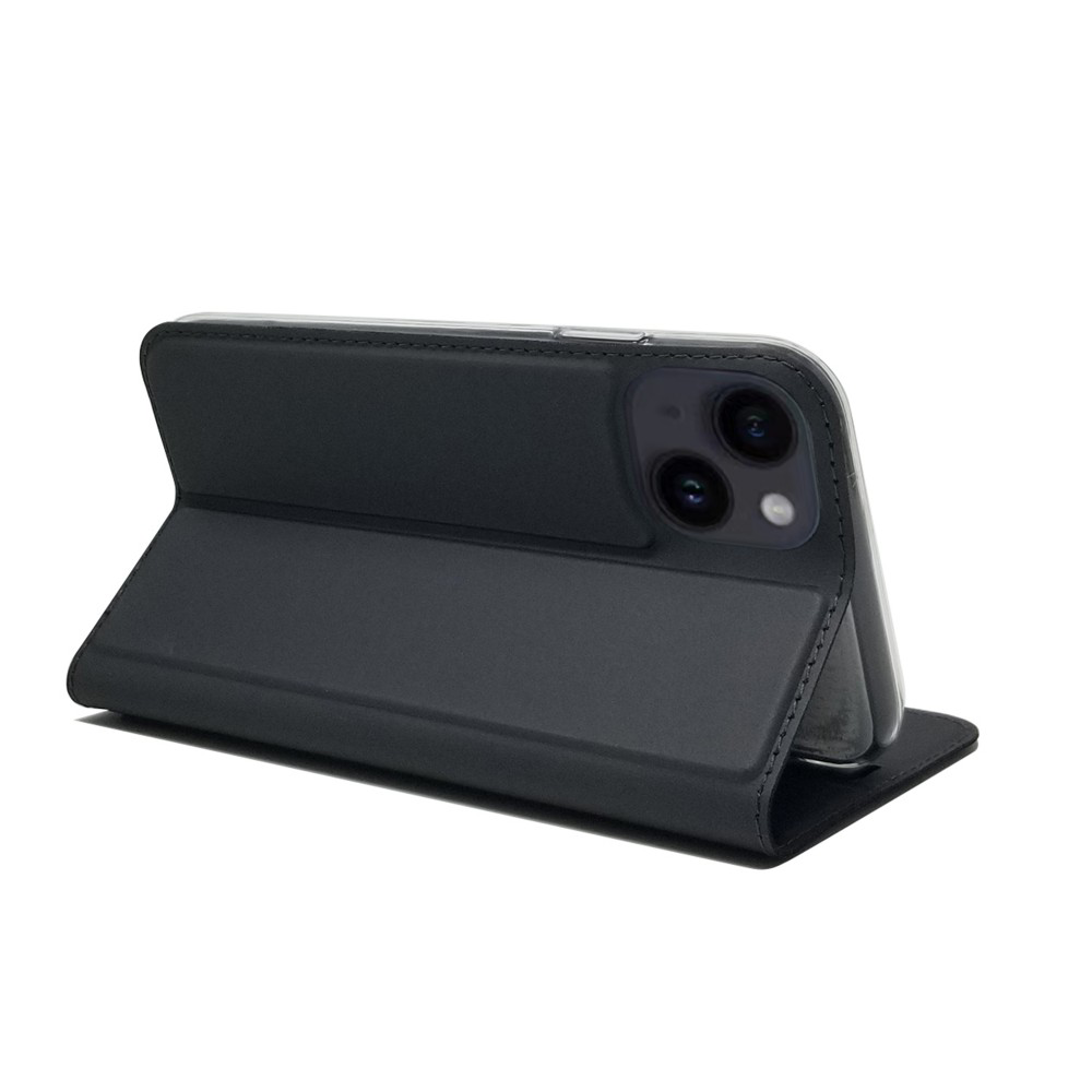 Egy telefon fekete telefontokban, fehér háttéren.