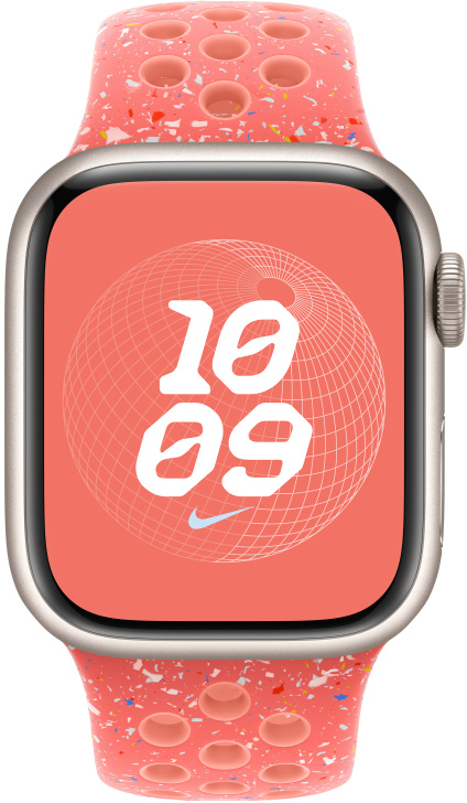 Apple Watch korall színű szíjjal. Az óralap egy földgömböt mutat, rajta a '10:09' felirattal.