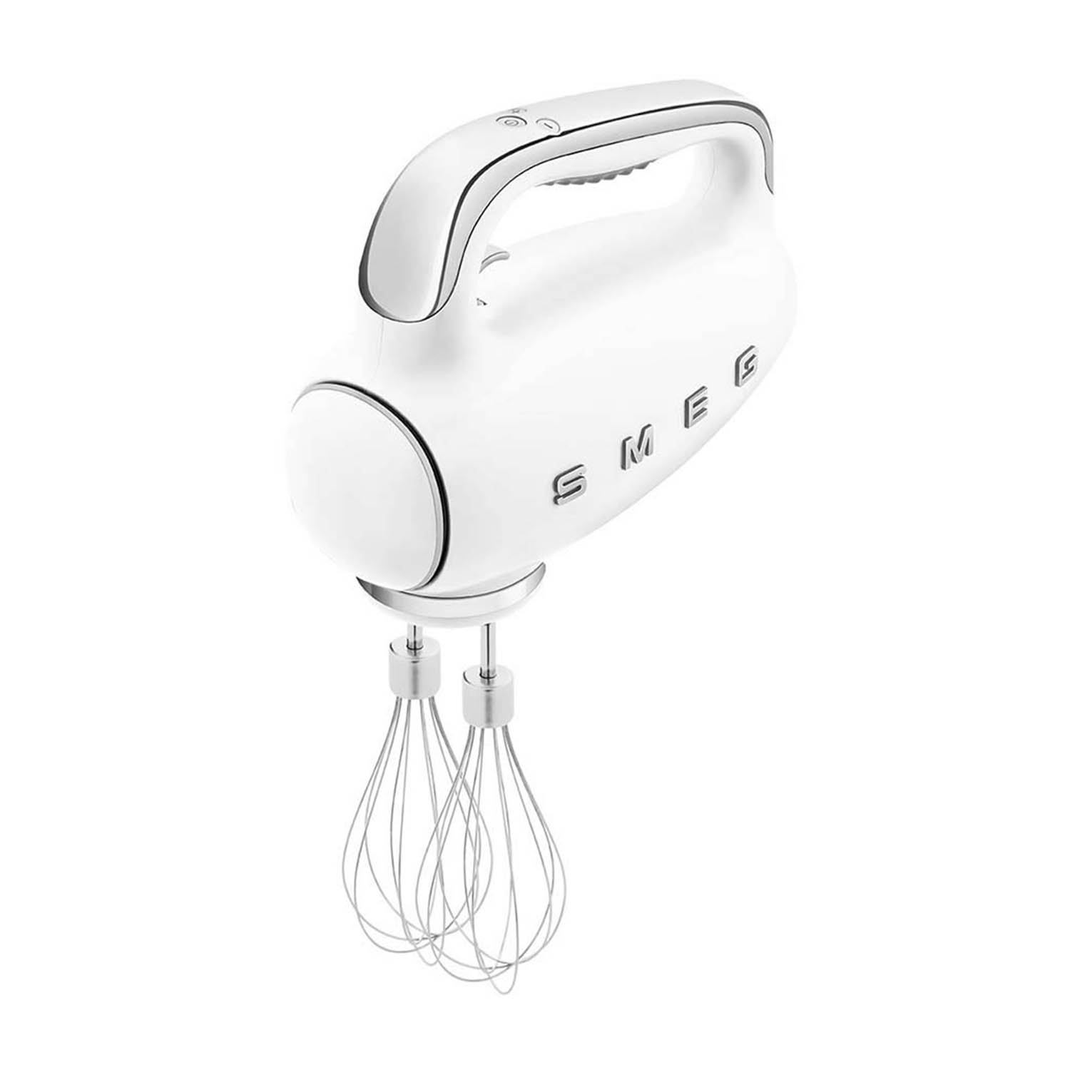 Frullatore a immersione Smeg bianco. Ha un'impugnatura, una testa con il logo Smeg e due fruste a filo. Isolato su bianco.