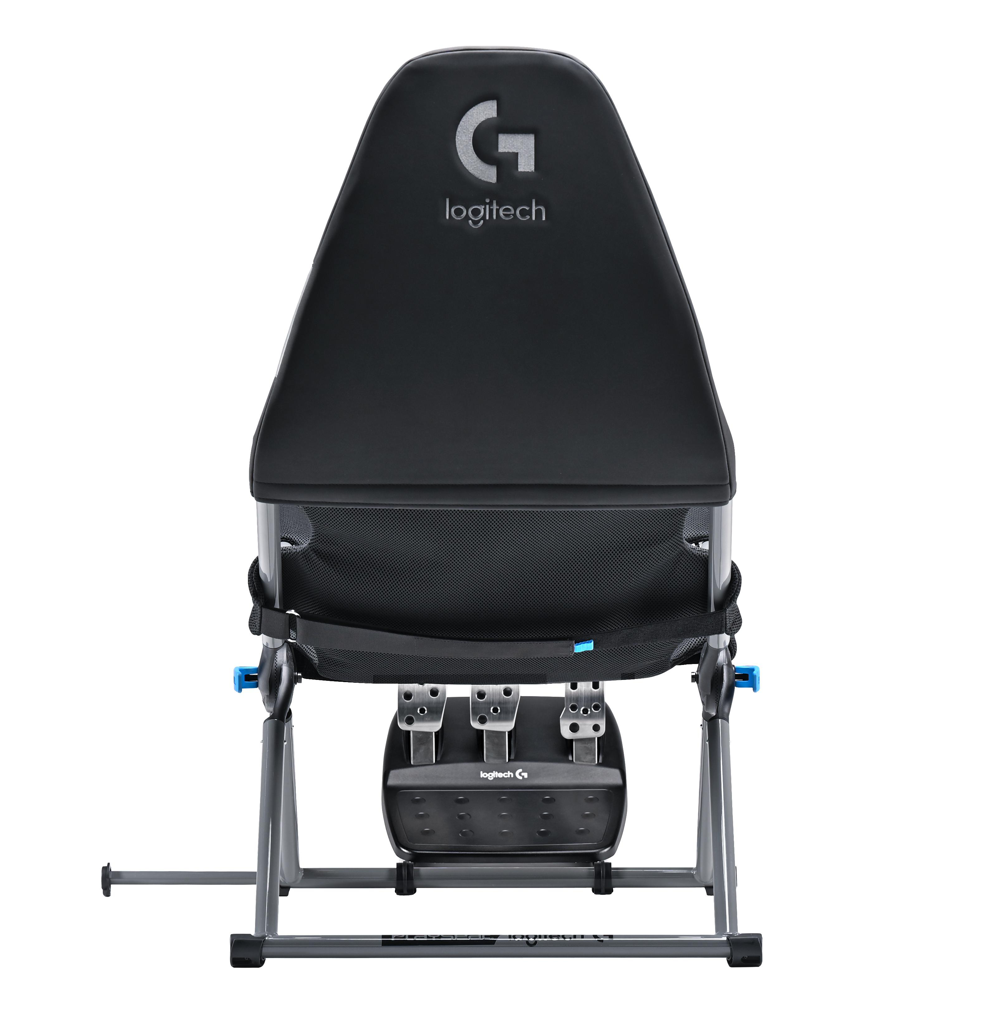 Rückansicht eines schwarzen Logitech Rennstuhls mit Pedalen und Radhalterung. Blaue Akzente sind vorhanden.