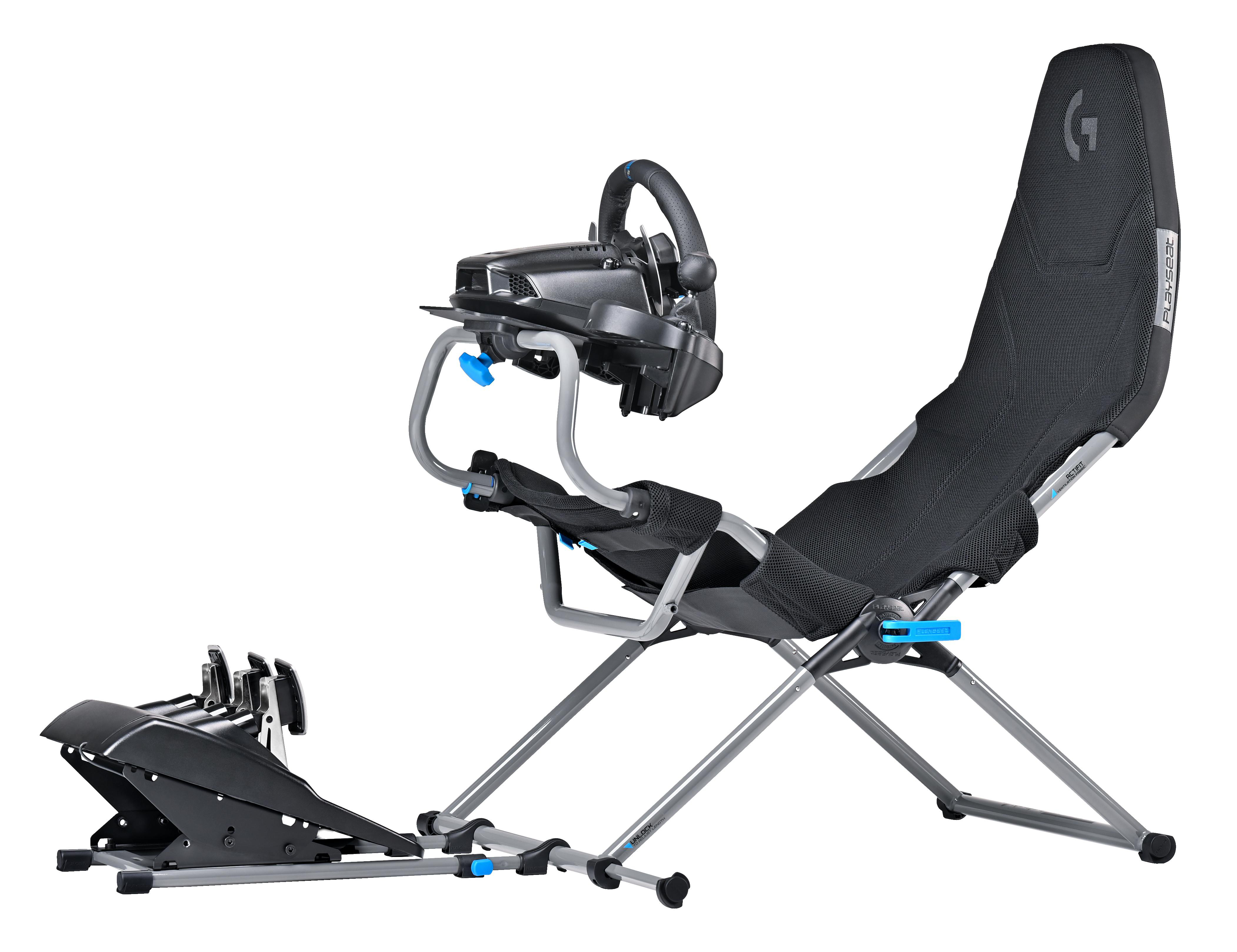 Gaming-Stuhl mit Lenkrad und Pedalen. Der Stuhl ist schwarz und grau, vor weißem Hintergrund.