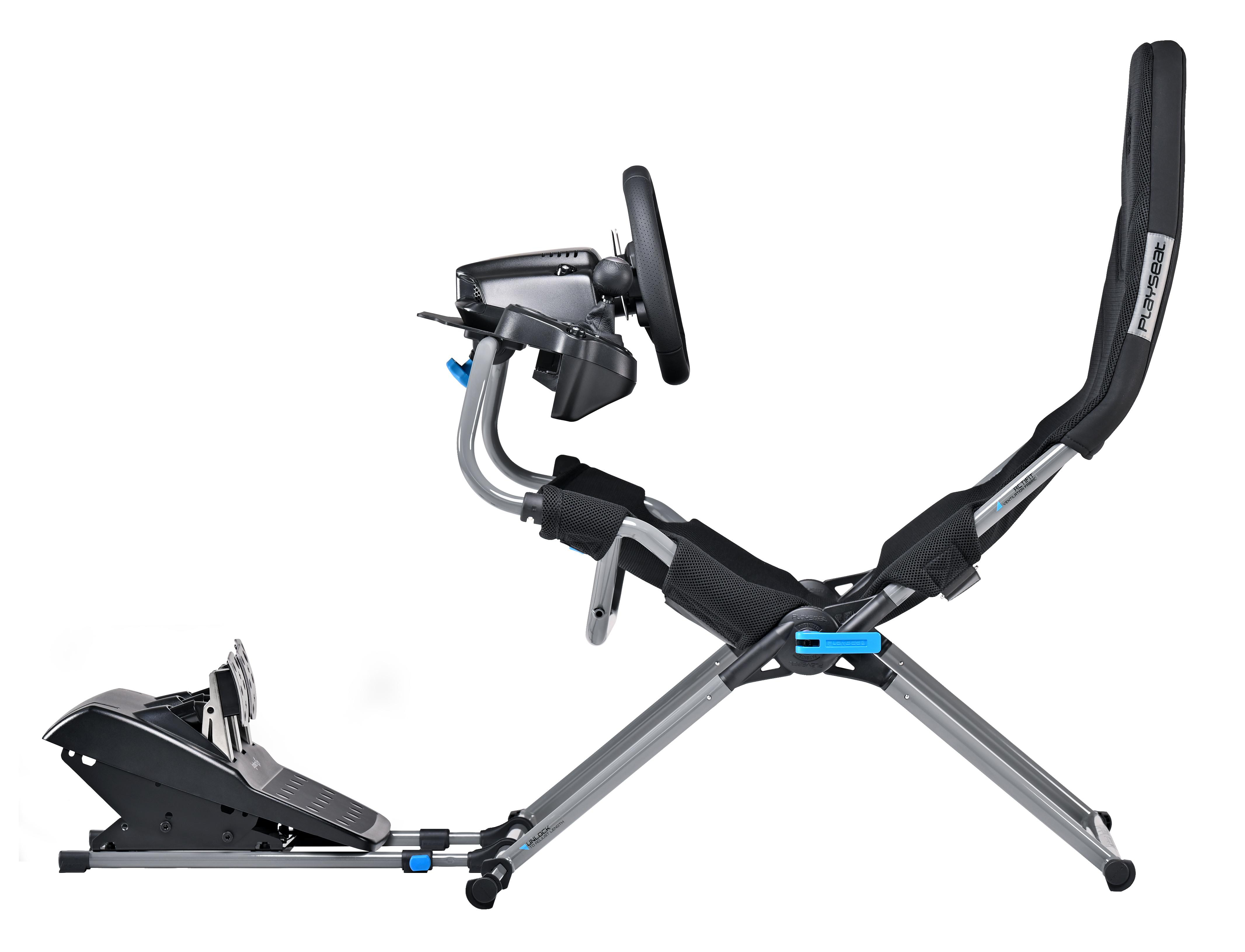 Rennsimulator mit Lenkrad, Pedalen und Sitz, vor weißem Hintergrund.