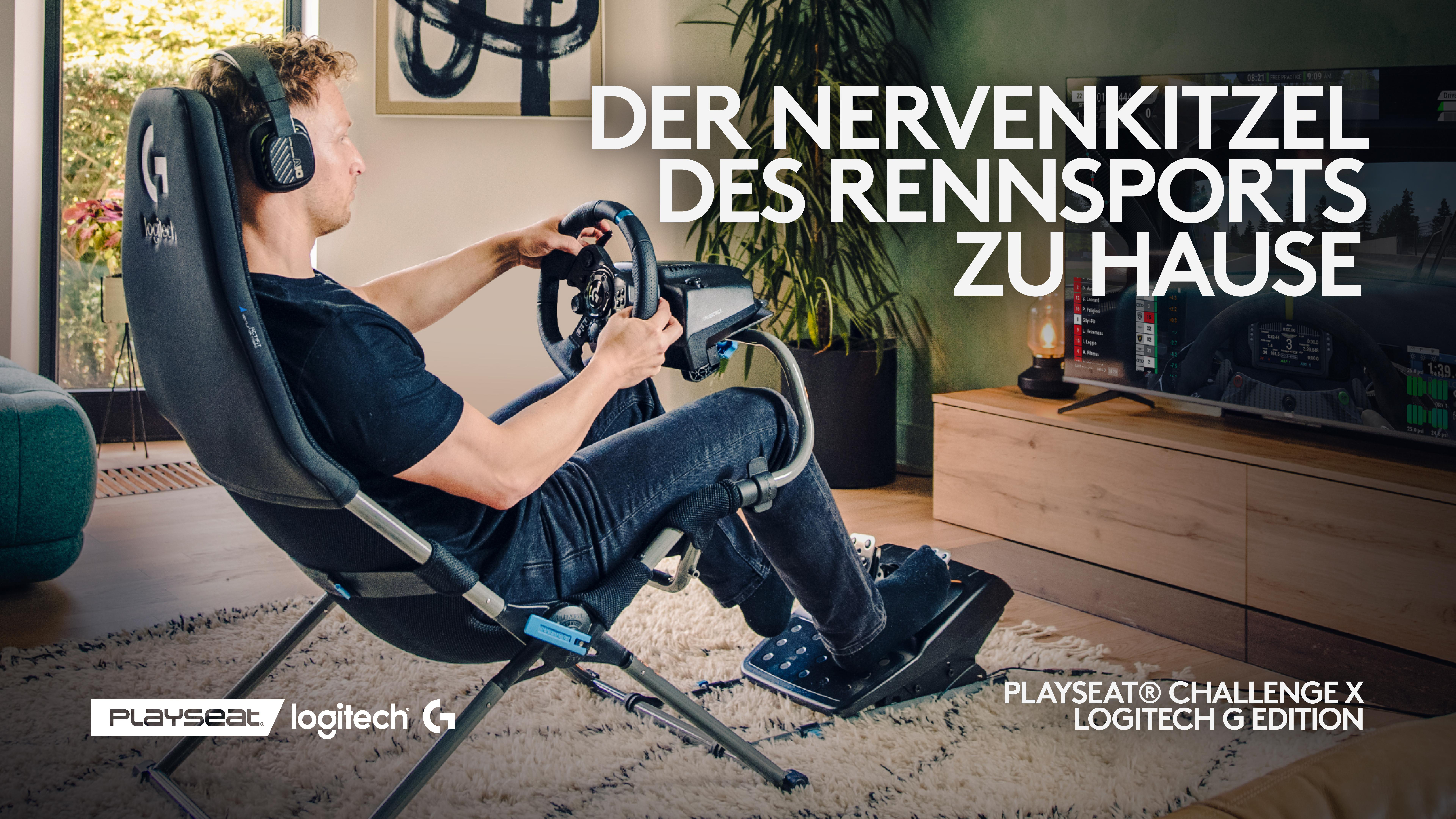 Mann im Stuhl mit Rennlenkrad und Pedalen, der fernsieht. Text: 'DER NERVENKITZEL DES RENNSPORTS ZU HAUSE'.