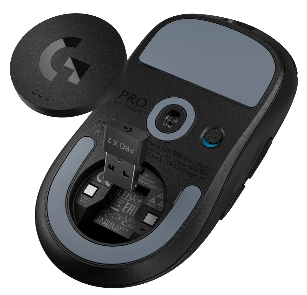Fekete egér, alsó nézet, vevővel és töltőkoronggal. Logitech Pro X2.