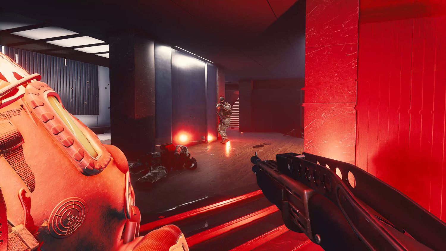 Vue à la première personne d'un jeu de tir. Couloir éclairé en rouge sombre avec des soldats.