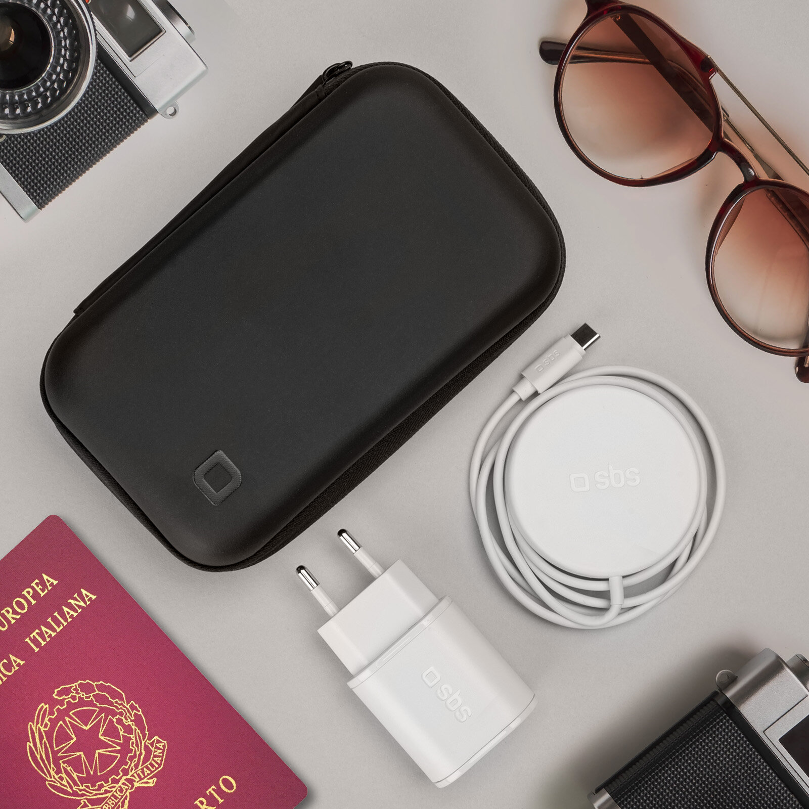 Biała ładowarka samochodowa z dołączonymi kablami USB-C i lightning.