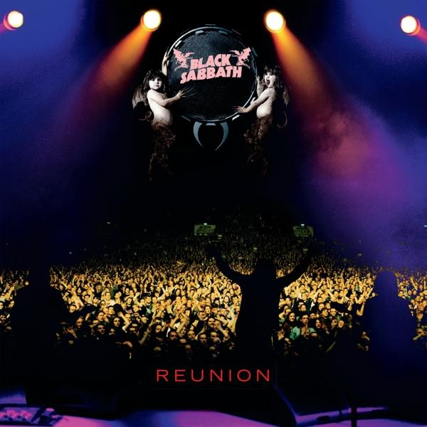 A Black Sabbath koncertfotója. A színpadi fények két nőre világítanak, akik dobot tartanak. A tömeg lent van.