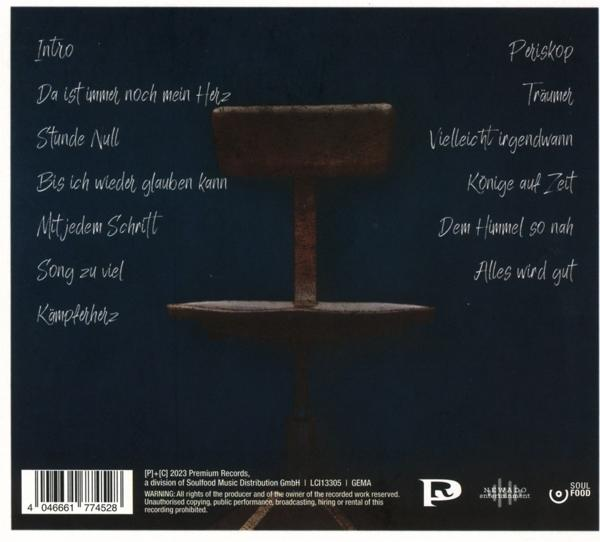 Rückseite einer CD mit Trackliste und Credits auf Deutsch. Ein Stuhl steht im Zentrum.