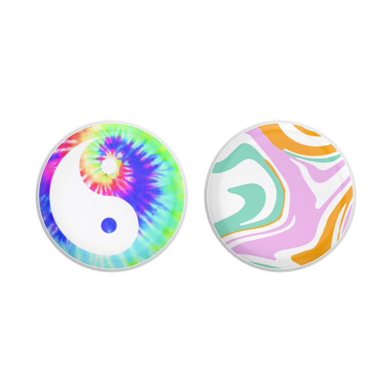 Zwei runde Designs. Ein Yin-Yang-Tie-Dye, das andere Wirbel aus Orange, Grün und Pink.